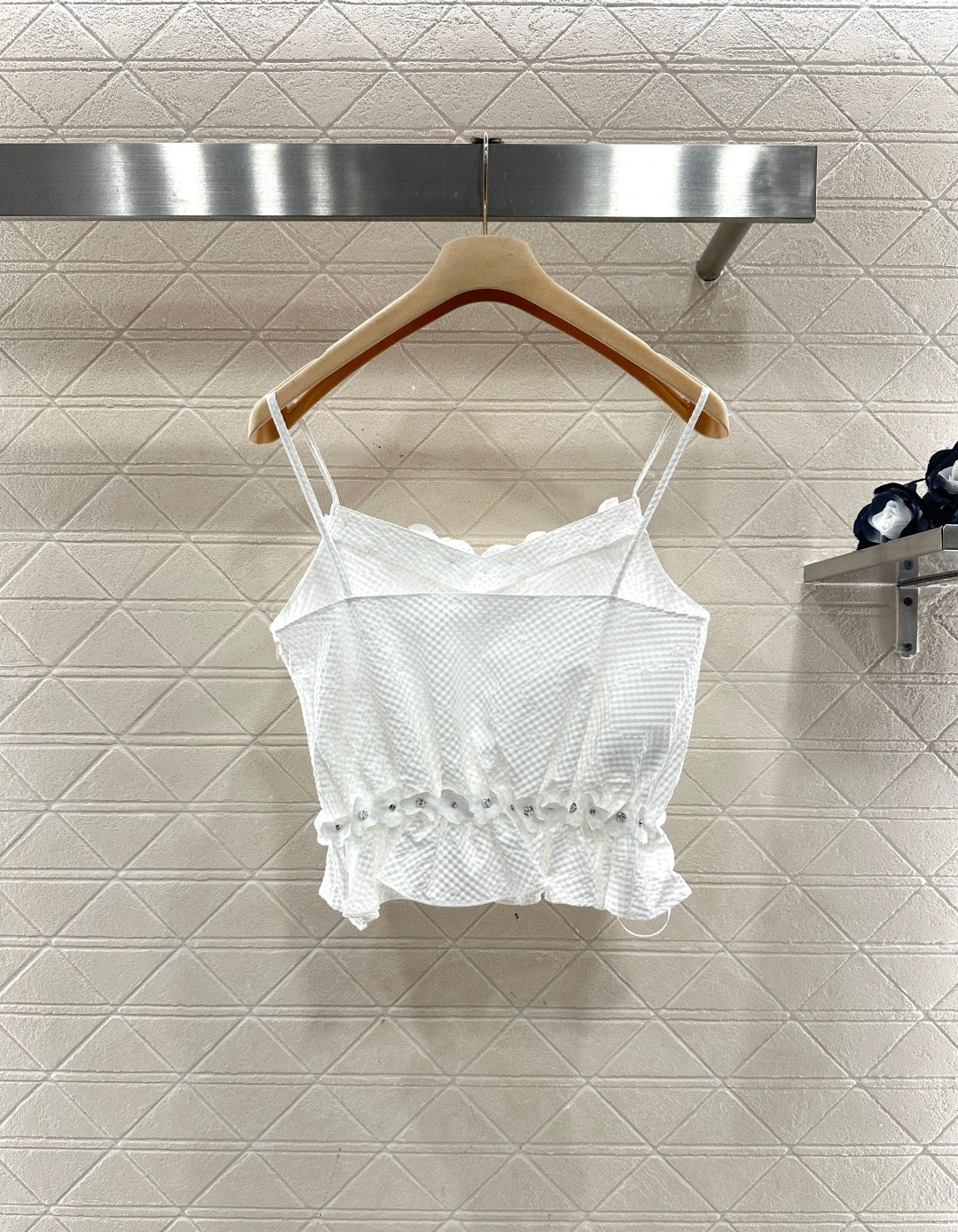 Thin-shouldered camisole