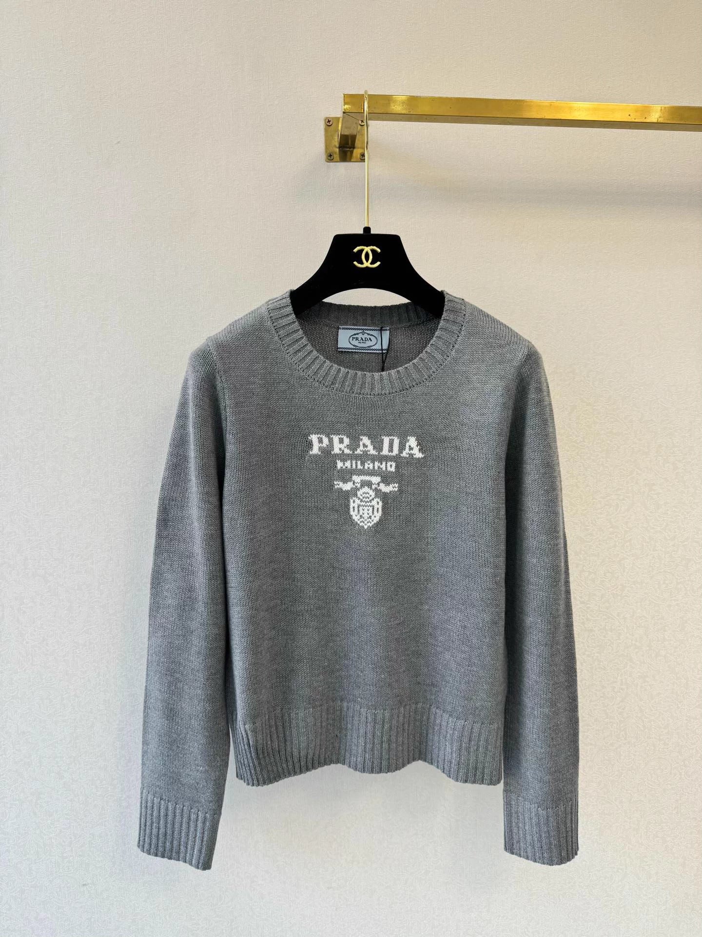 Crew neck knit sweater