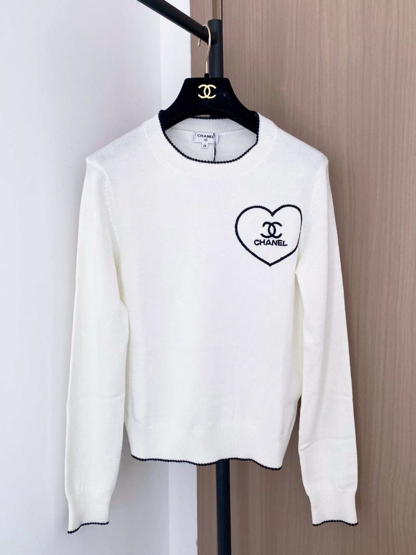 Heart-shaped long-sleeved knit sweater