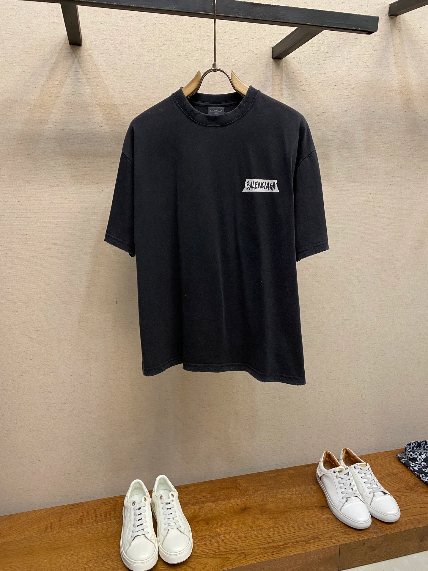 Tape-printed letter short-sleeved shirt