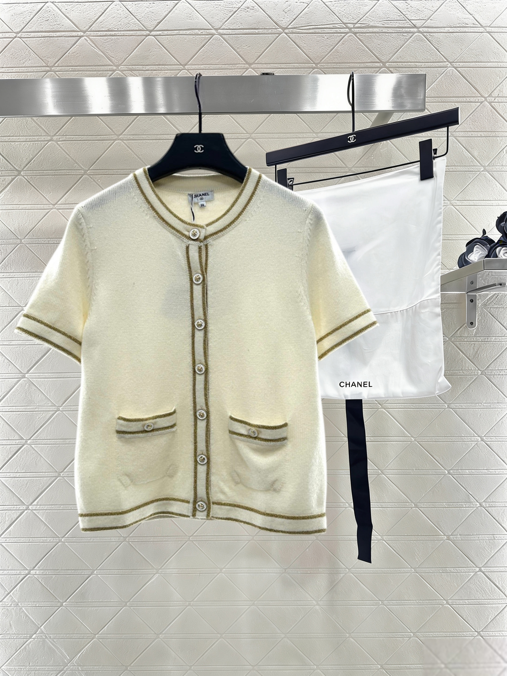 Striped edge wrapped short sleeved shirt