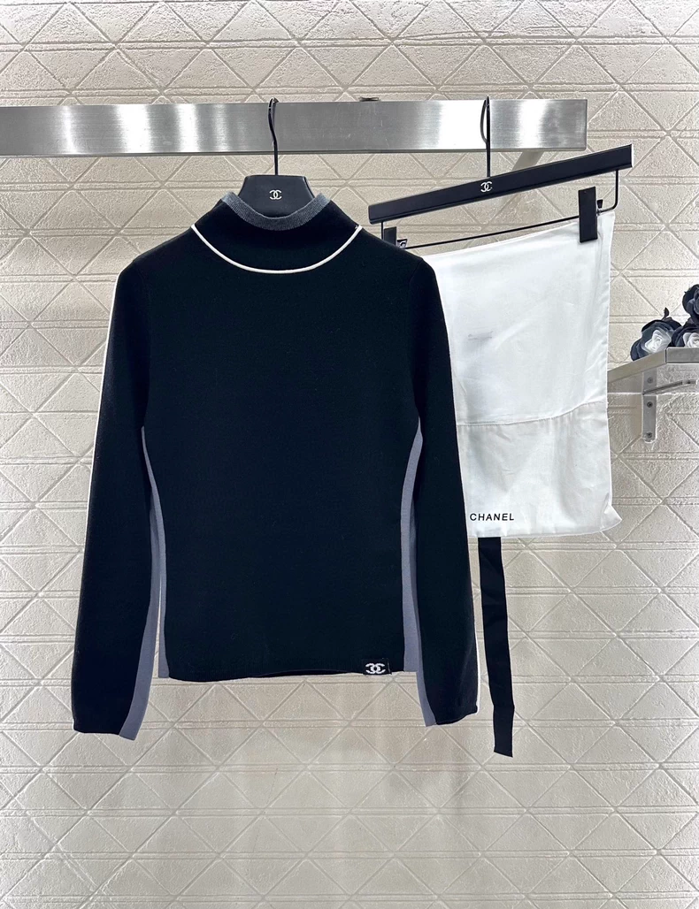 Small high neck knitted pullover sweater