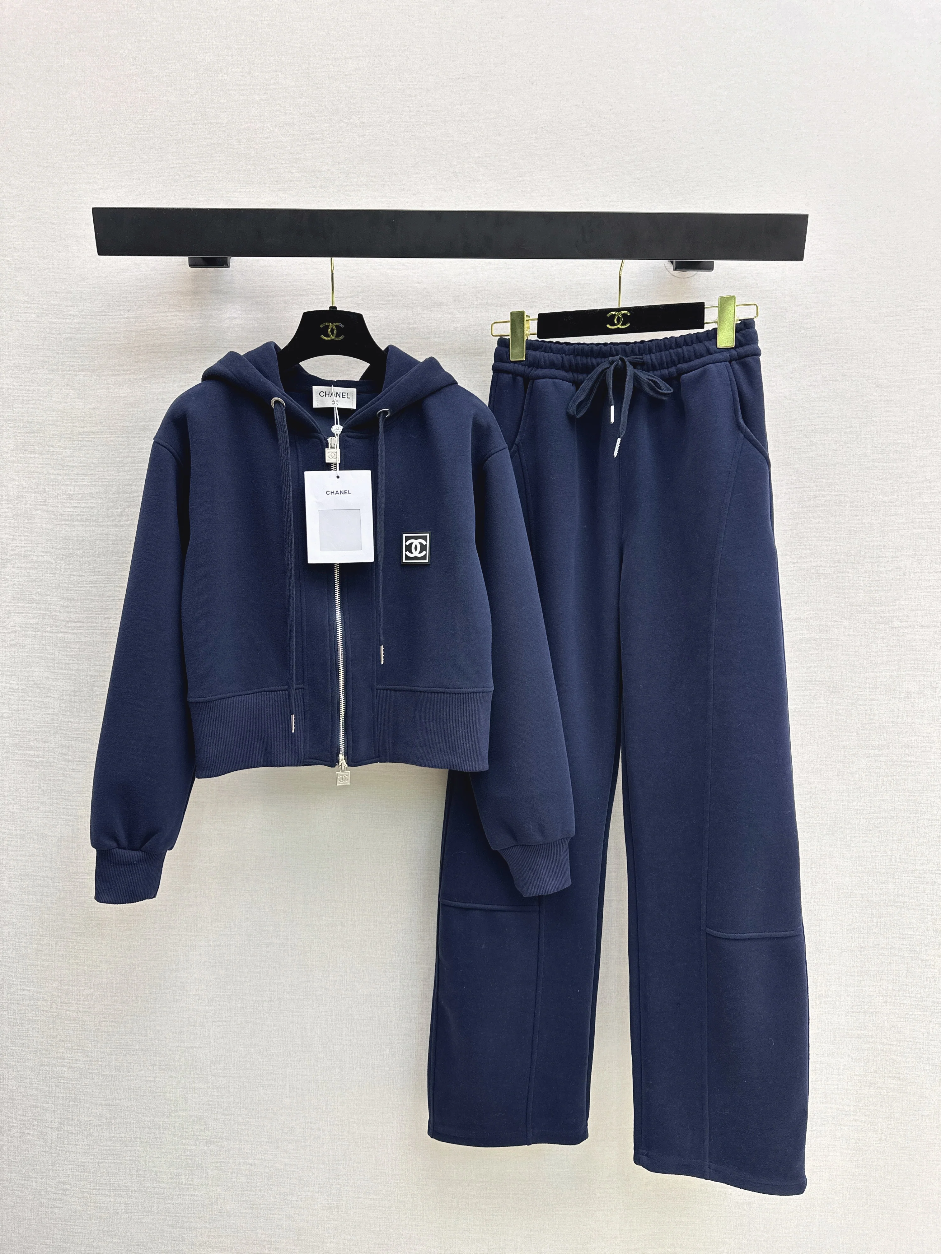 Casual Suit with Logo Badge Decoration