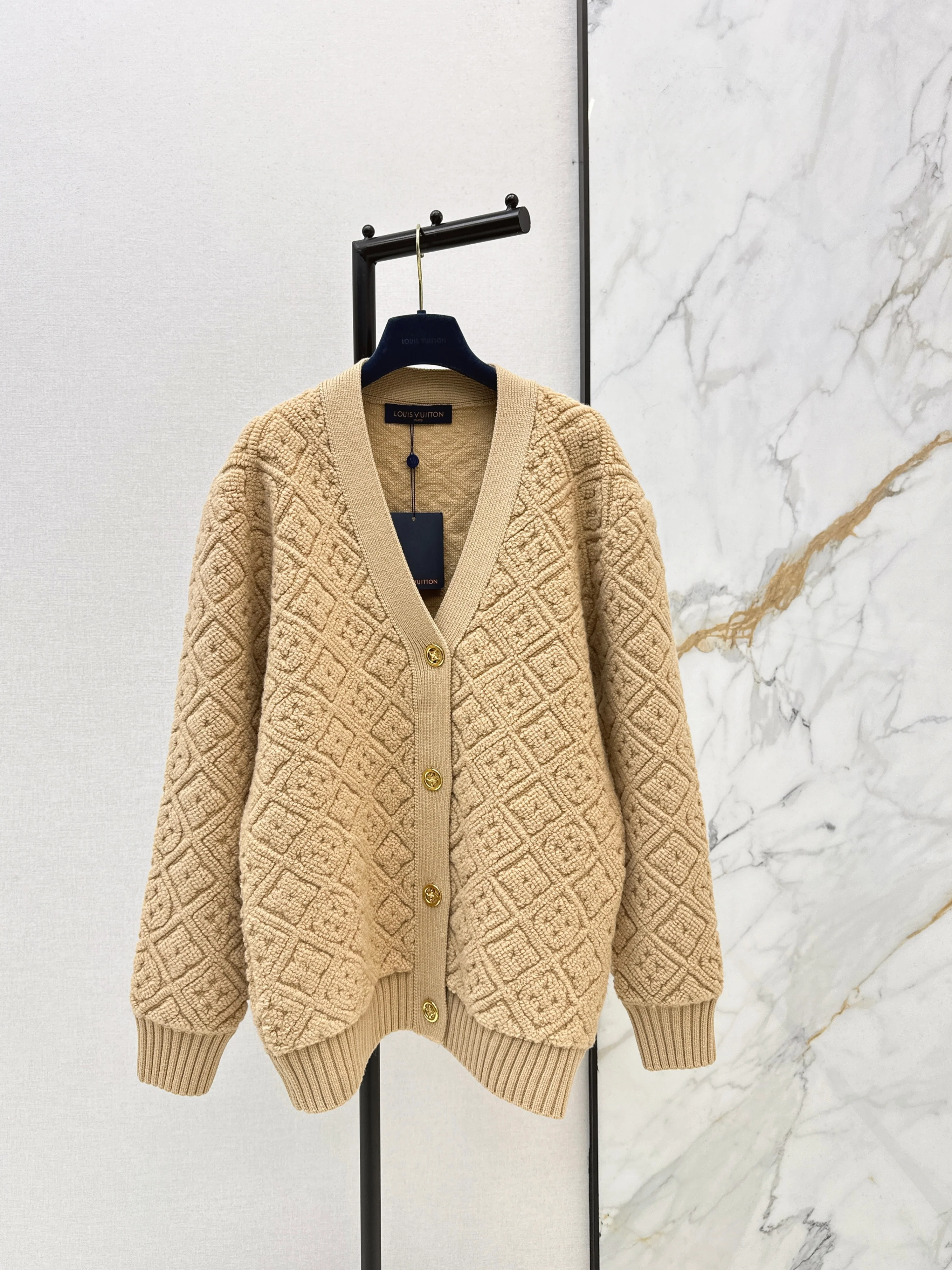 Embossed pattern cardigan/Skirt