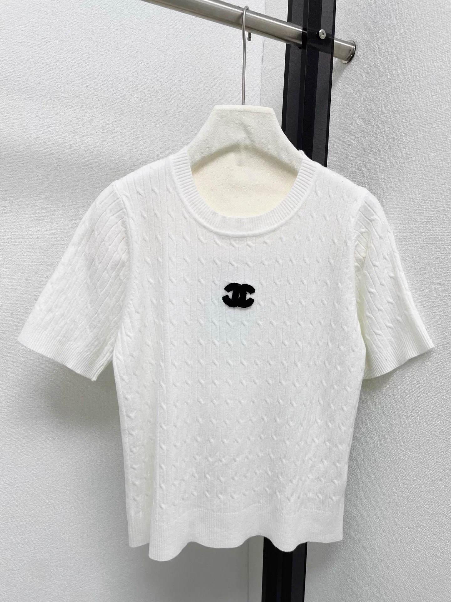 Cable knit short-sleeved shirt