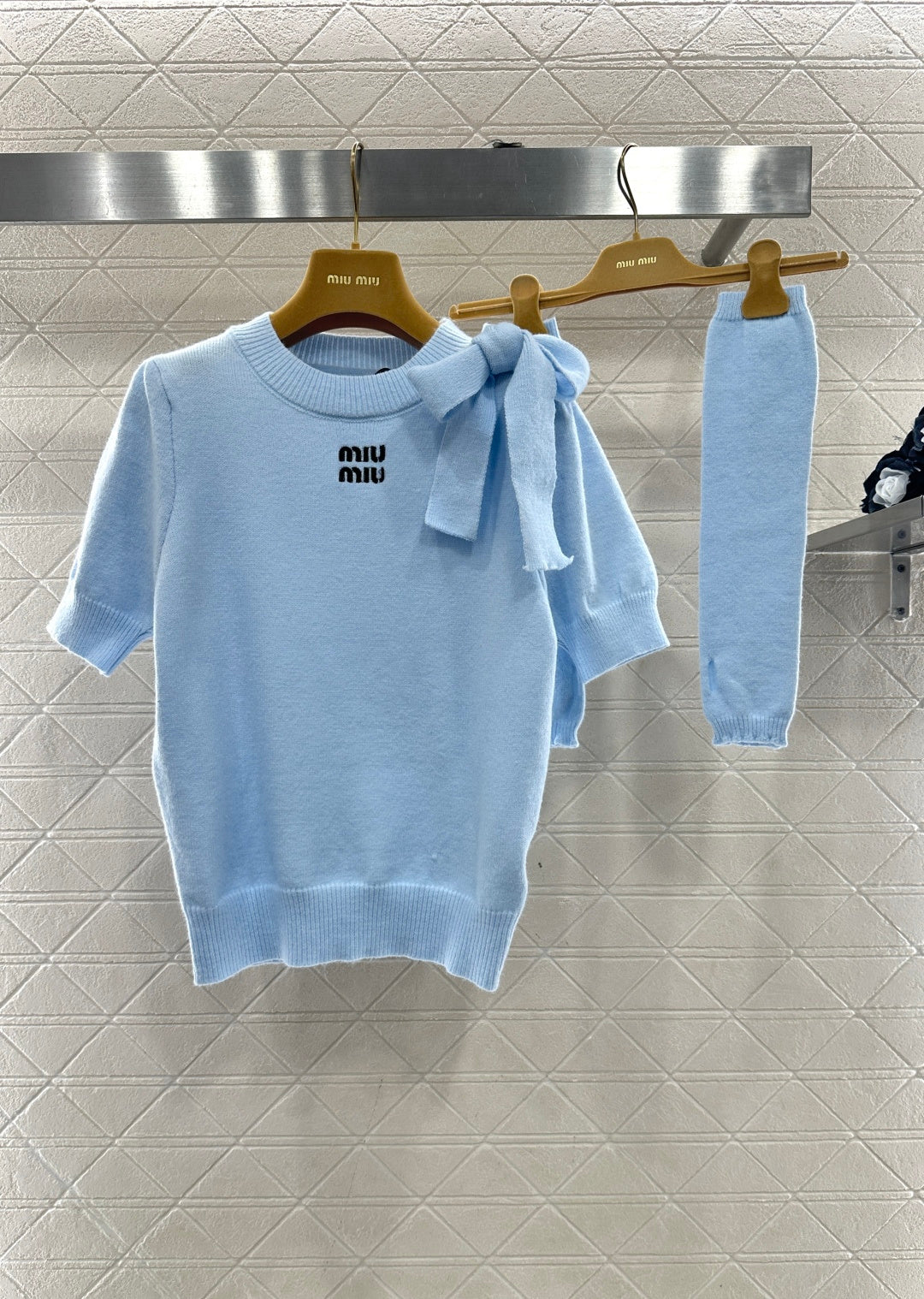 Two-piece knitted sweater set with sleeves