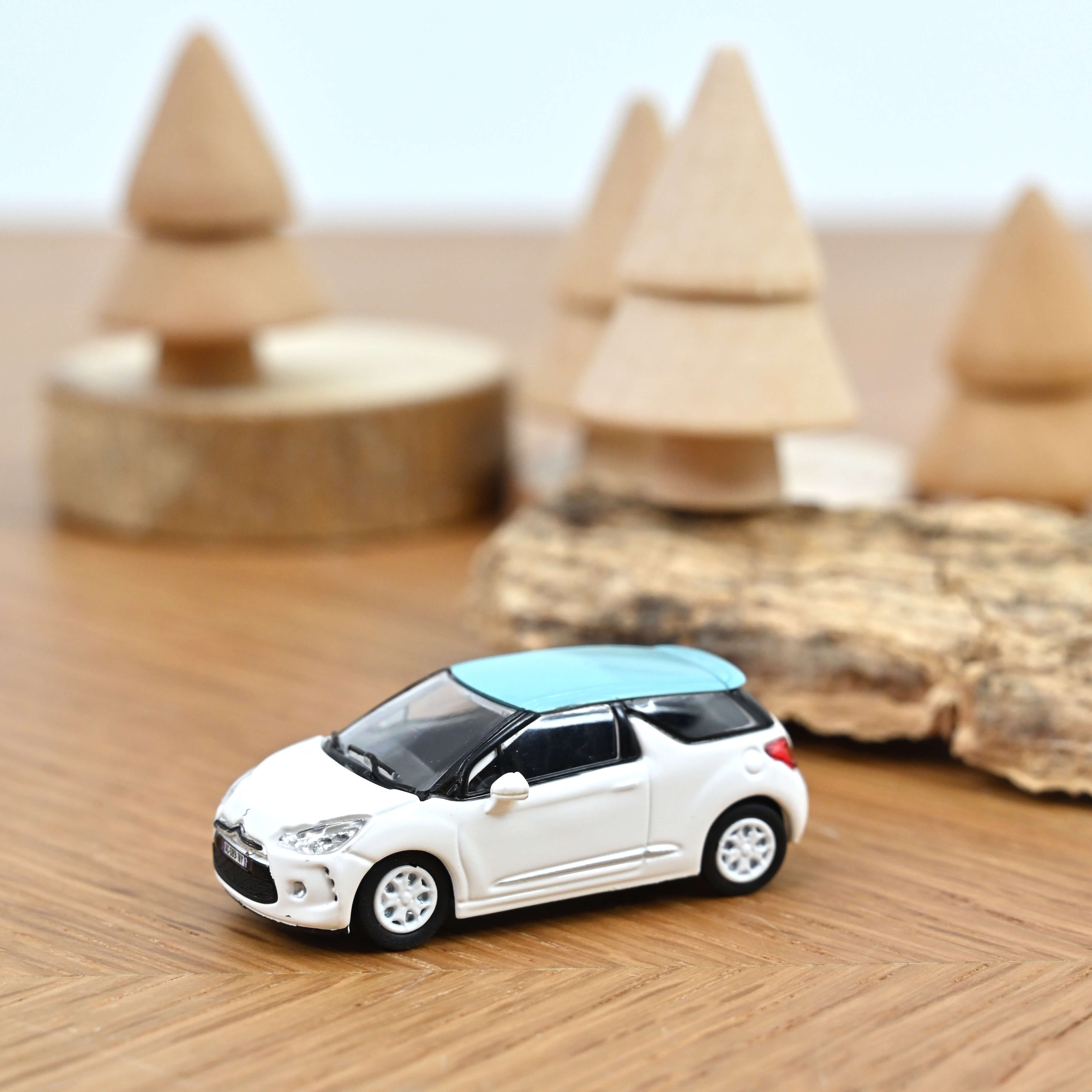 Citroën DS3 2010 Banquise White and Blue Boticelli roof 1:87