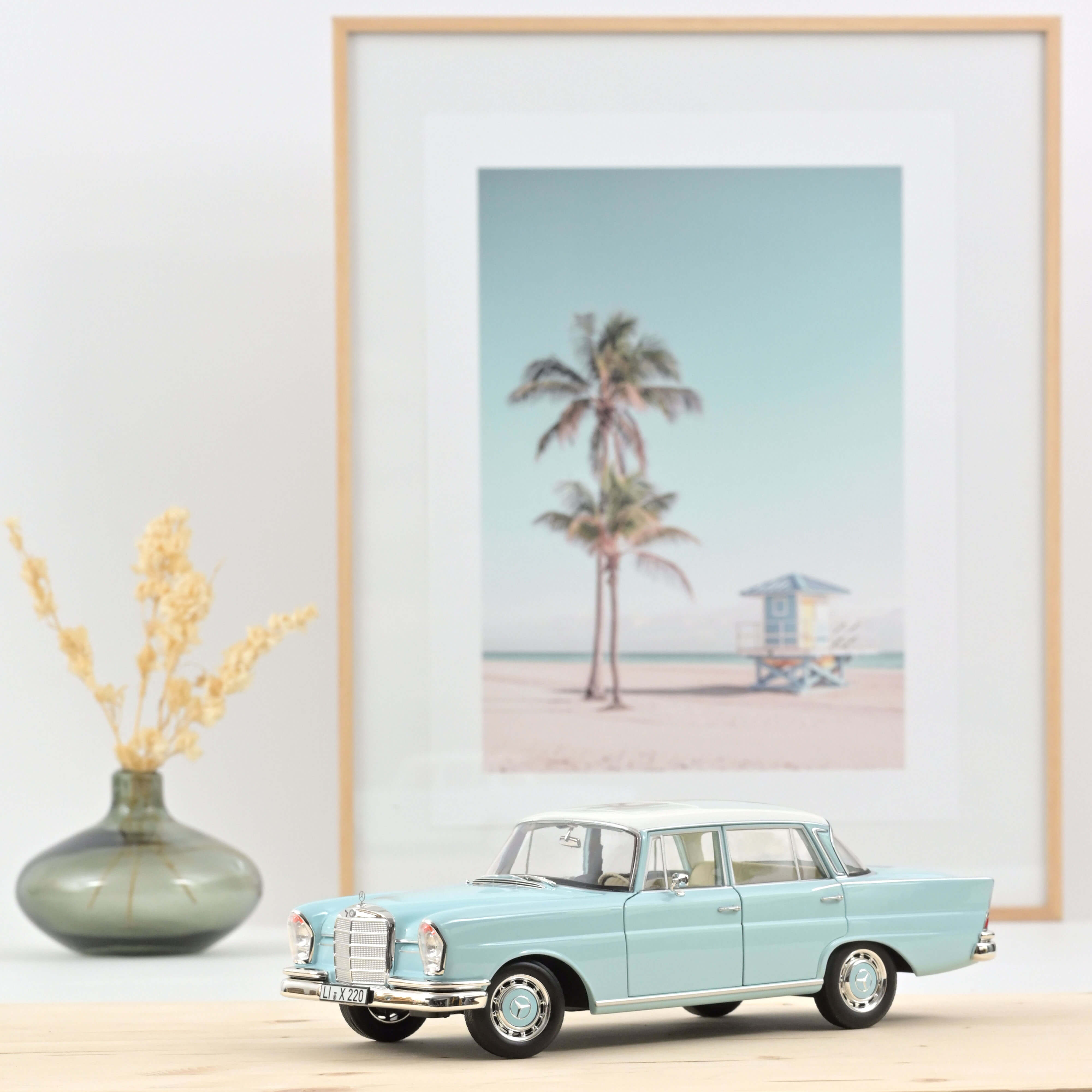 Mercedes-Benz 220 S 1965 Light Blue 1:18