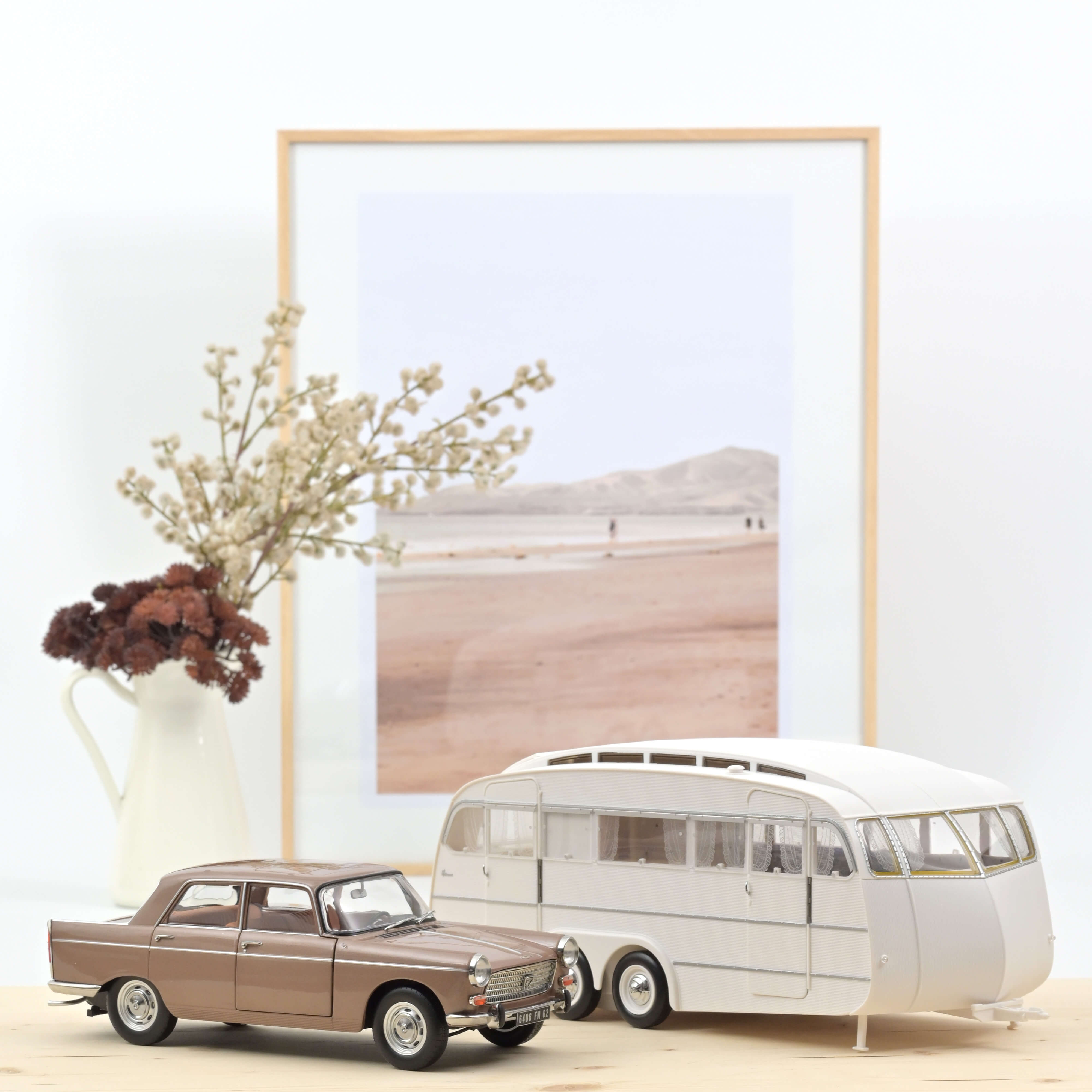 Peugeot 404 1965 Brown metallic with Caravan Hénon 1:18
