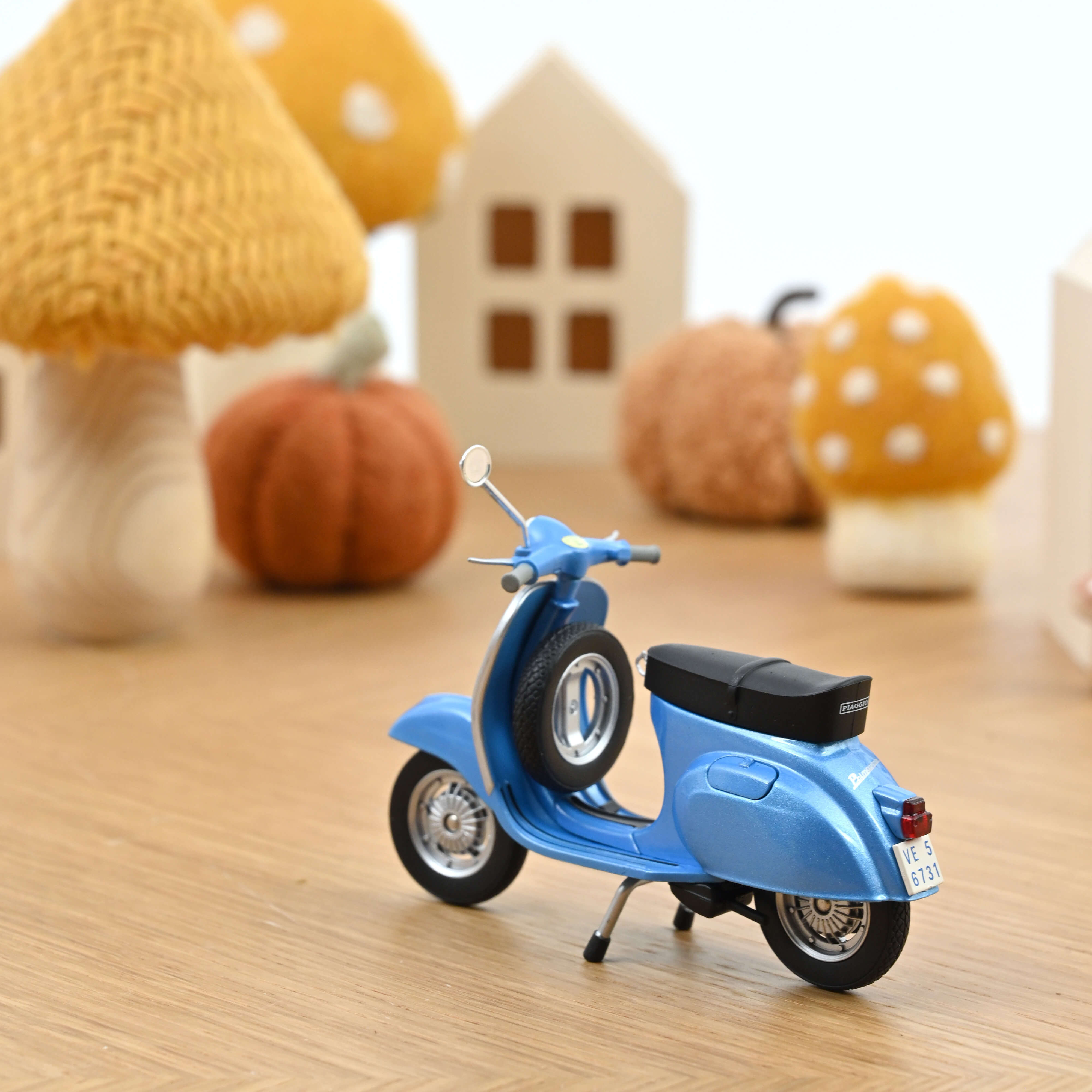 Vespa 125 Primavera 1968 Blue Metallic 1:18