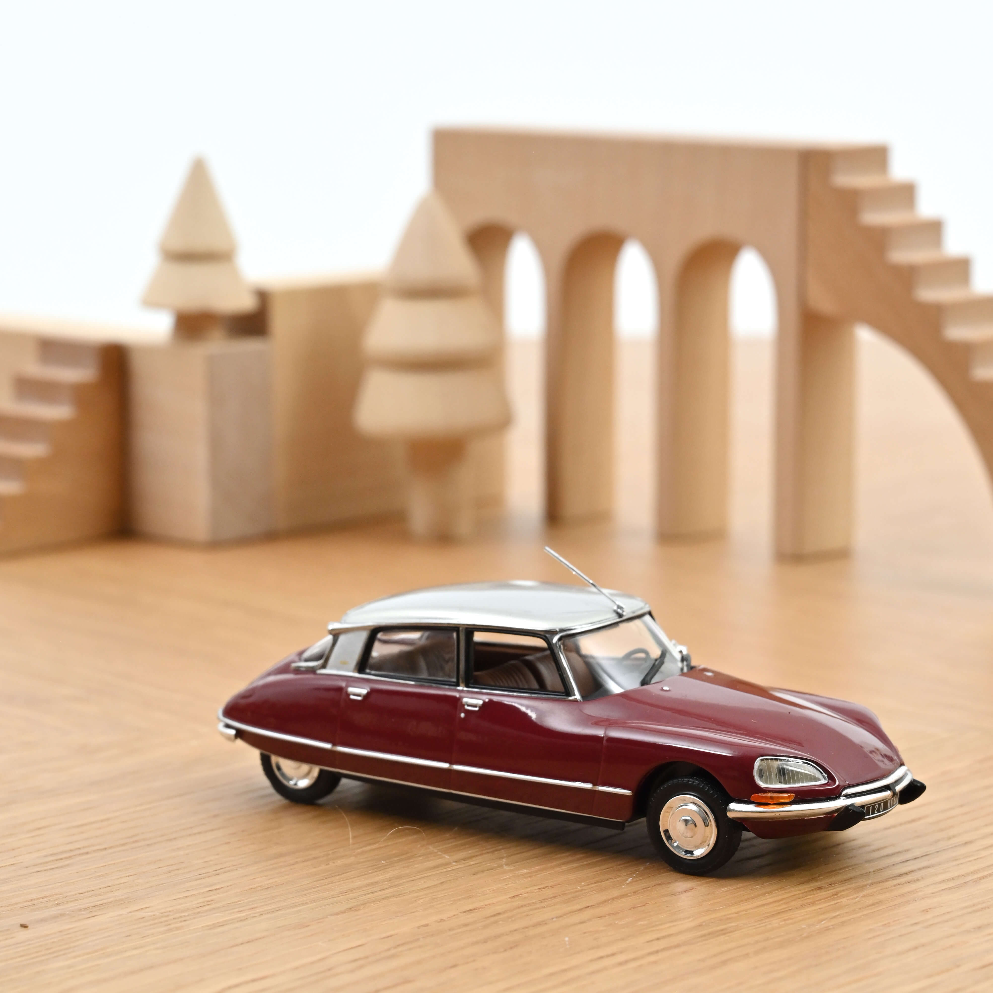 Citroën DS 23 Pallas 1972 Grenade Red and silver 1:43