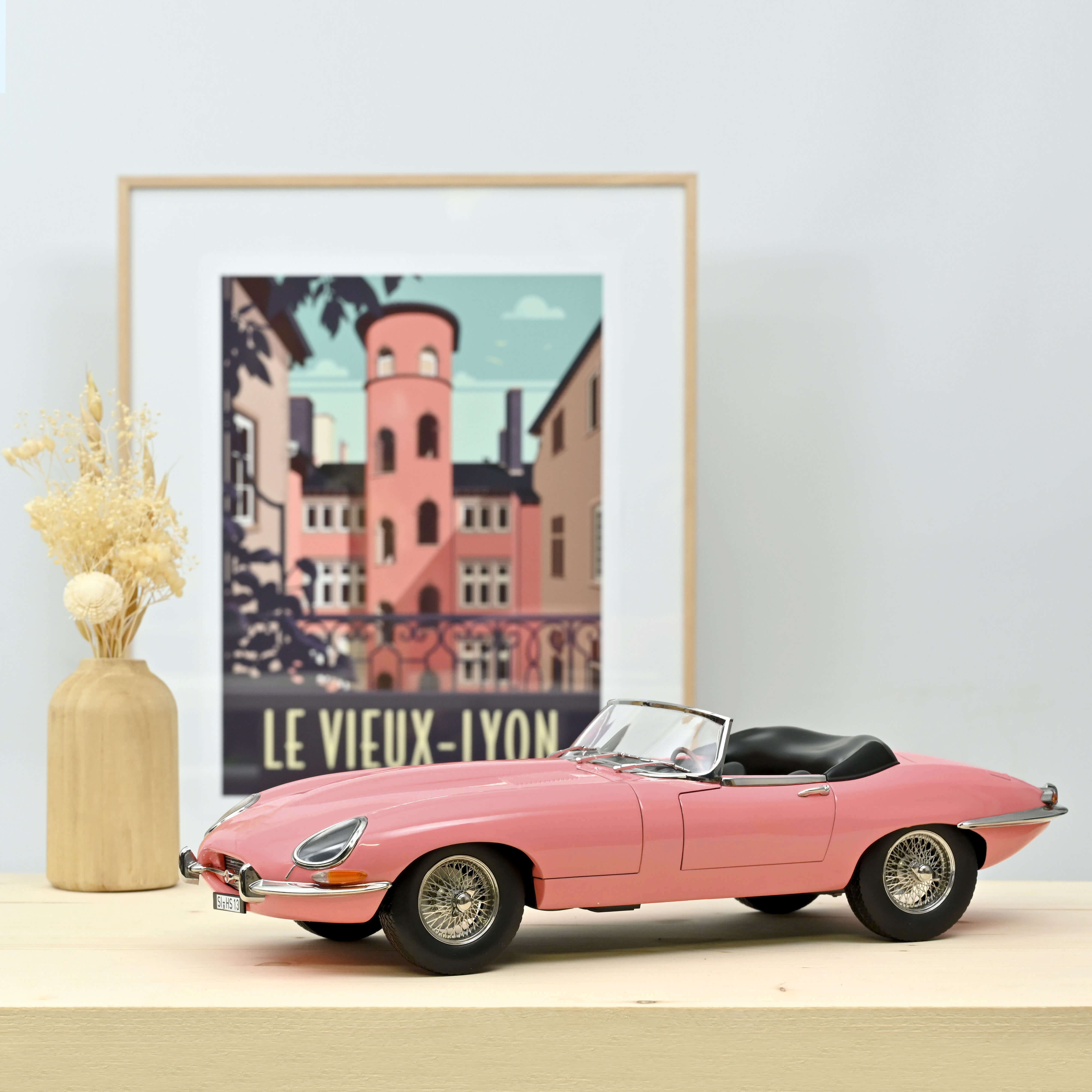 Jaguar E-Type Cabriolet 1962 Pink 1:12 - 300pcs