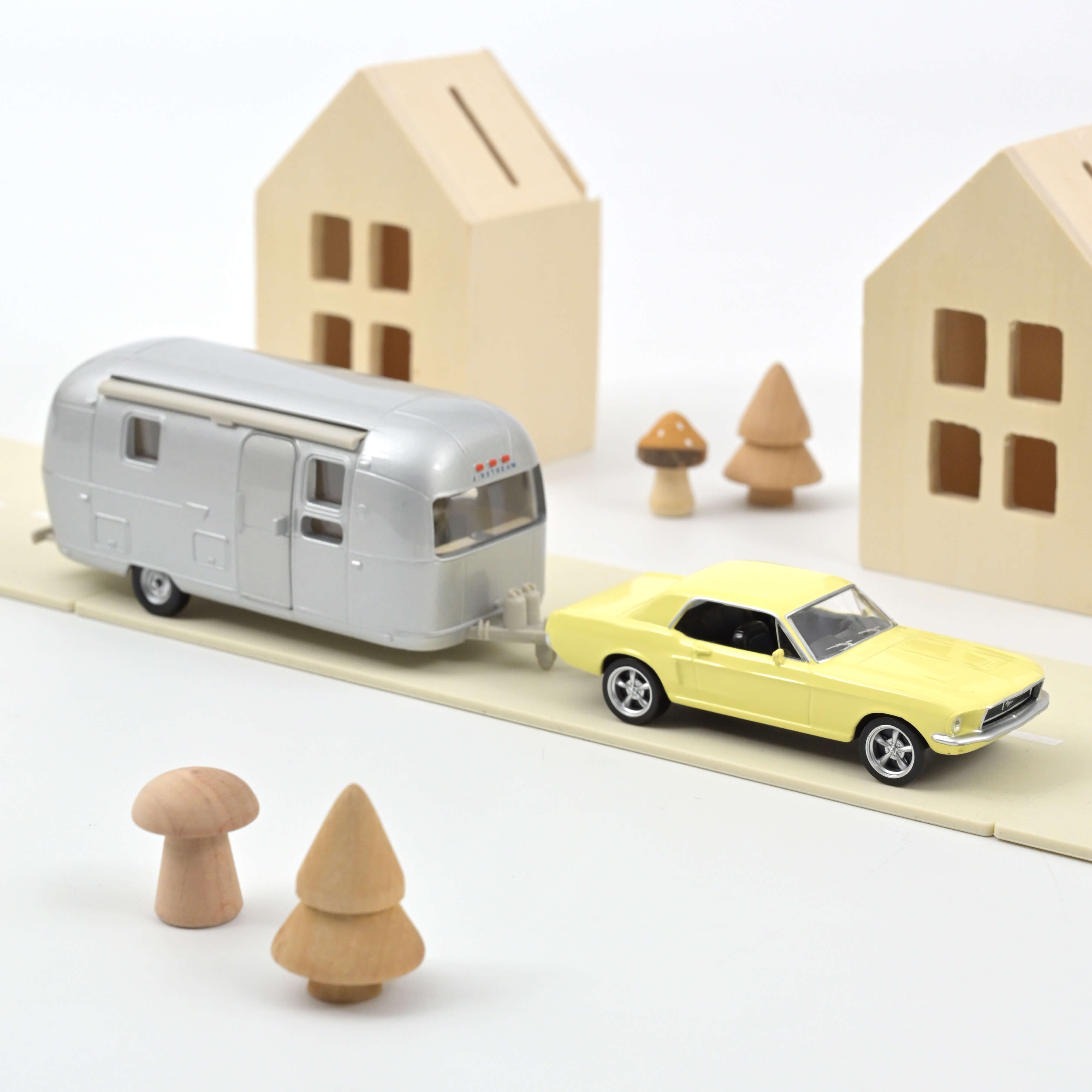 Ford Mustang 1968 Yellow and Airstream Caravan Jet-car 1:43