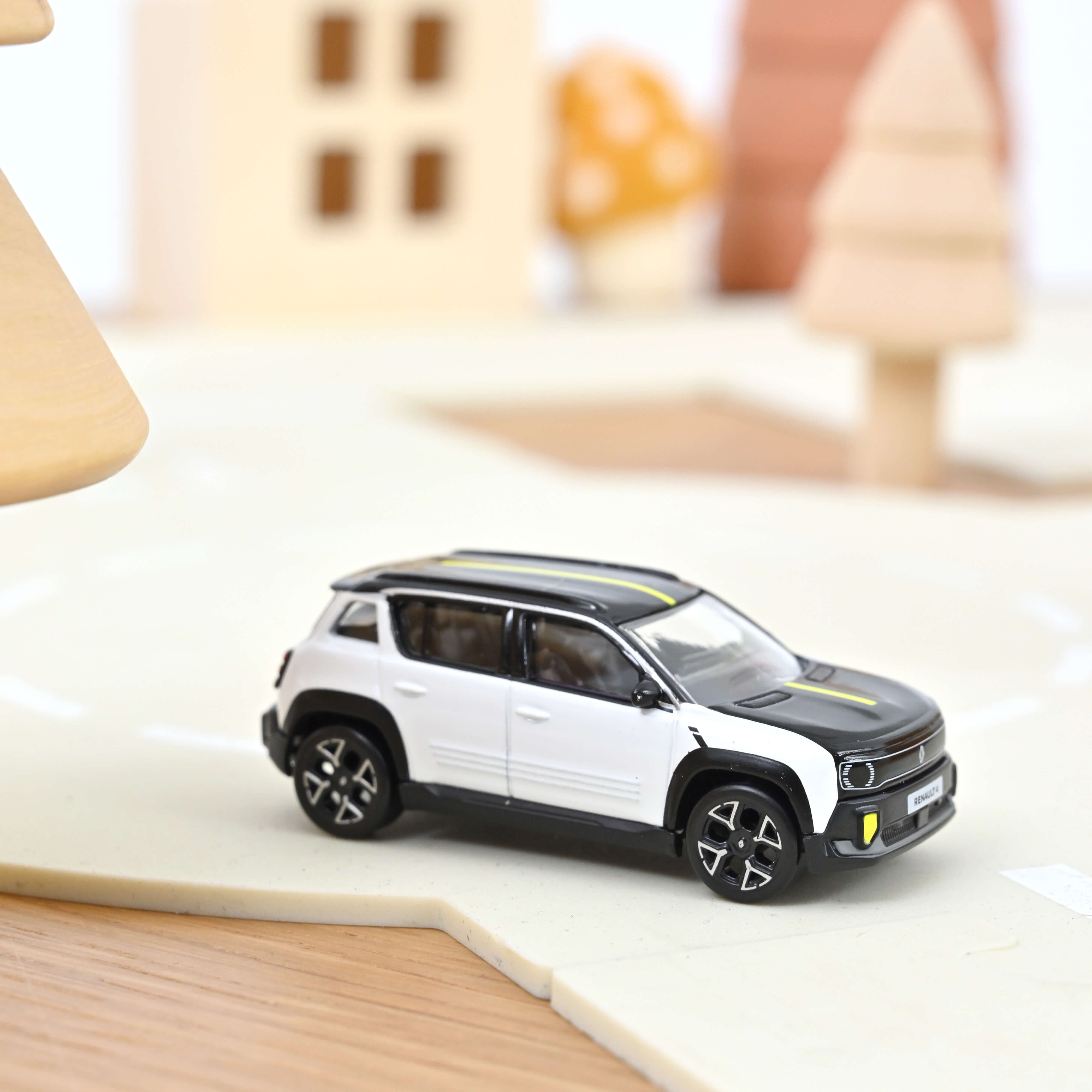 Renault 4 E-Tech Electric 2025 Glacier White and Black 1:64