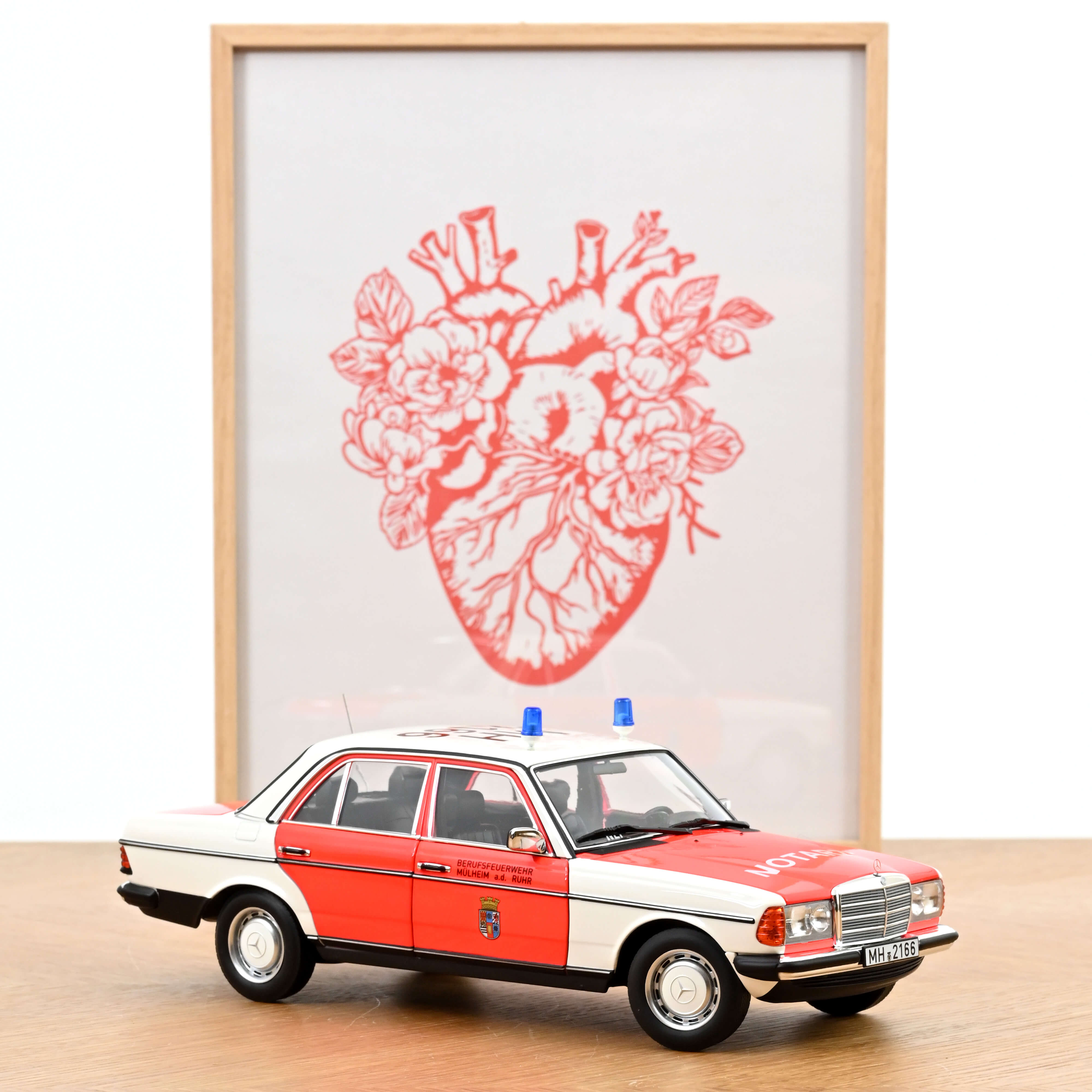 Mercedes-Benz 200 1984 Emergency Ambulance 1:18