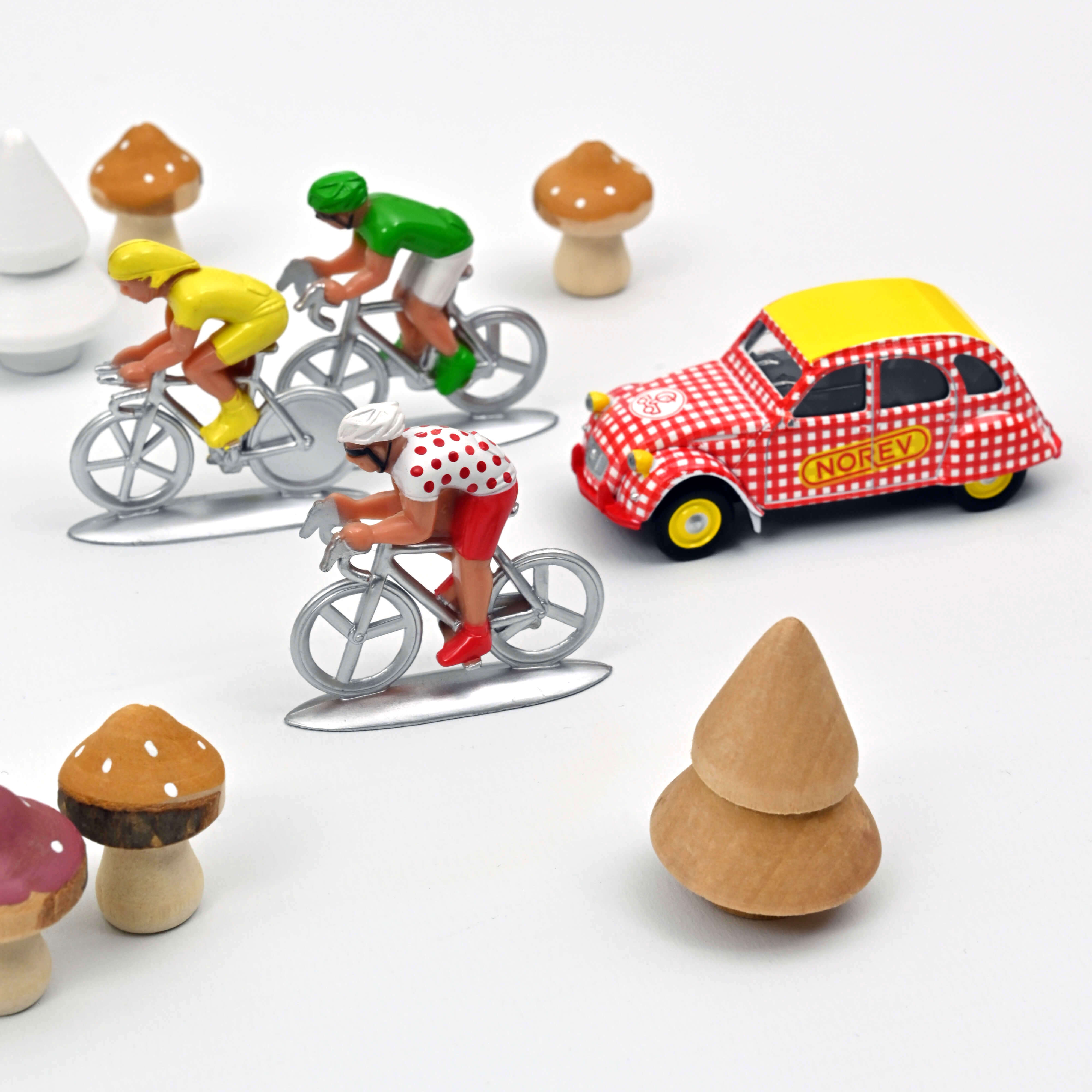 Citroën 2CV and 3 cyclists 1:54