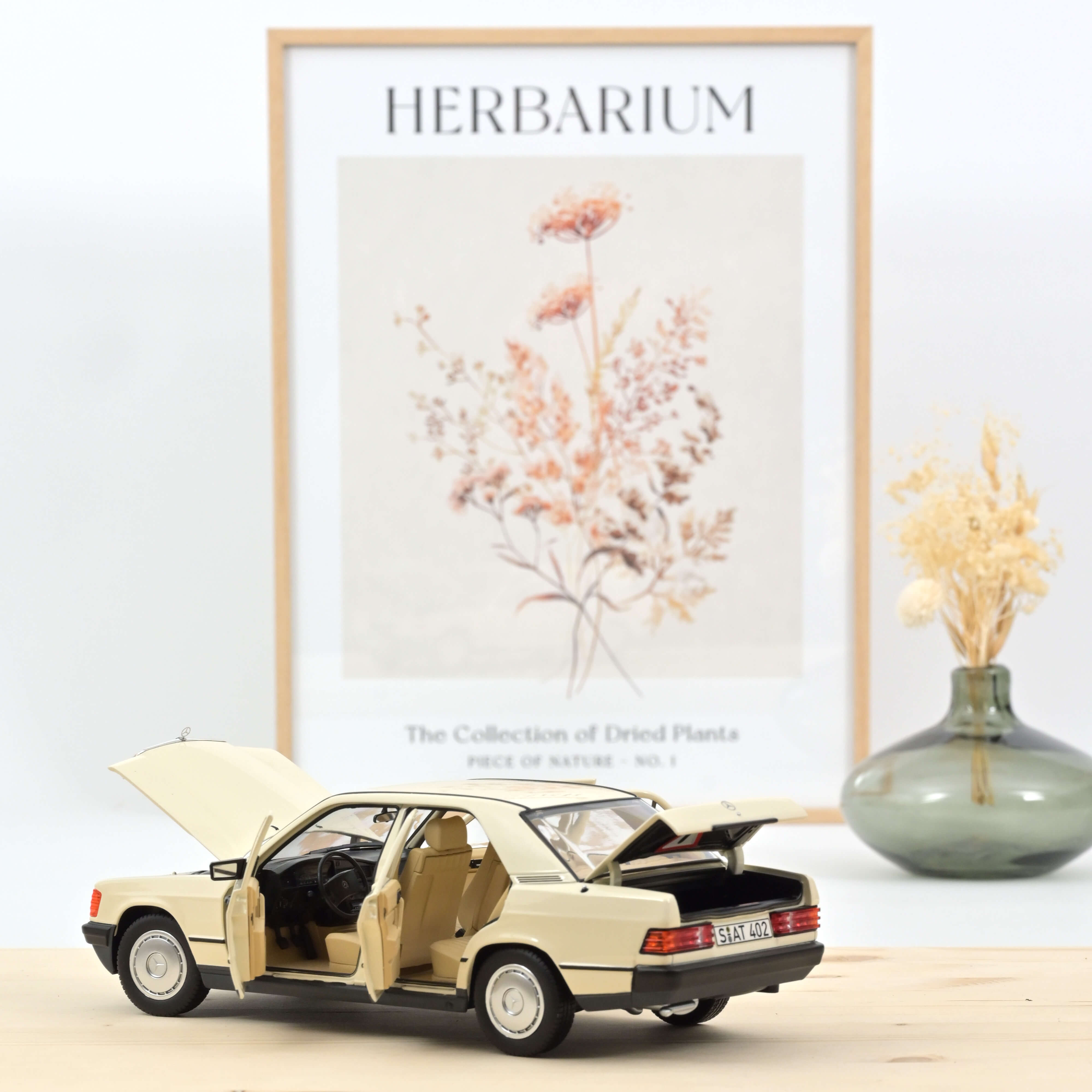 Mercedes-Benz 190 E 1984 Beige 1:18 - 200pcs