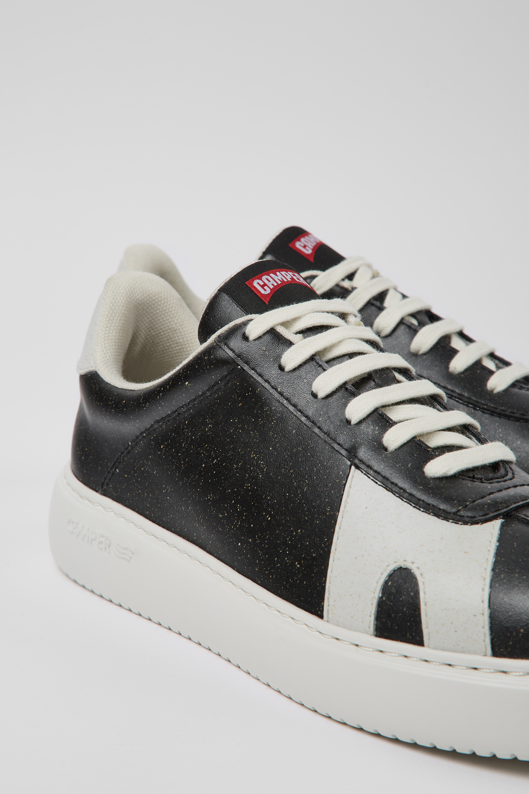 Runner K21 MIRUM - Schwarze und weiße Sneaker für Herren