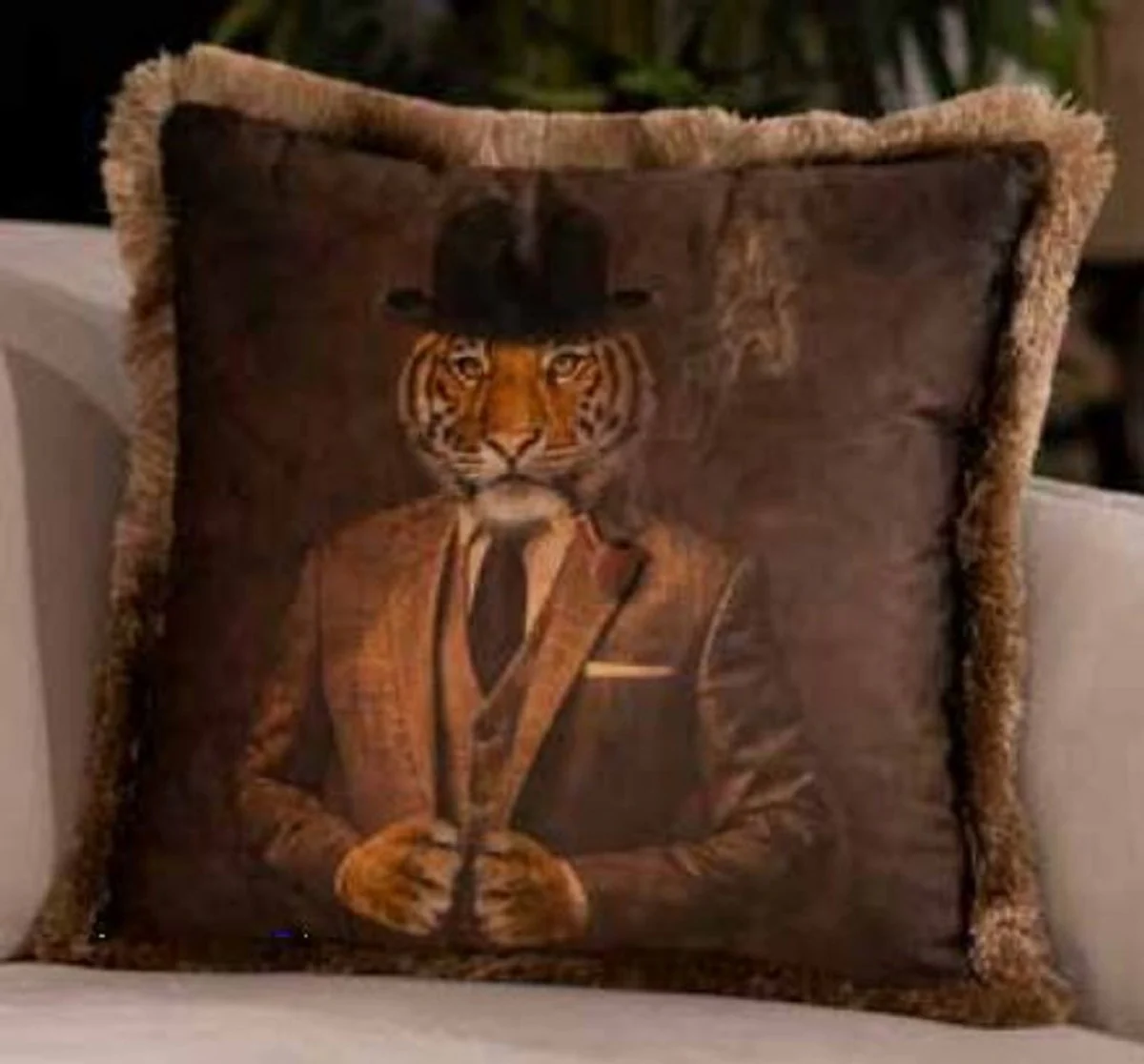 Luxus Deko Kissen Gentleman Tiger Braun / Mehrfarbig 45 x 45 cm - Bedrucktes Samt Kissen mit Fransen - Luxus Qualität