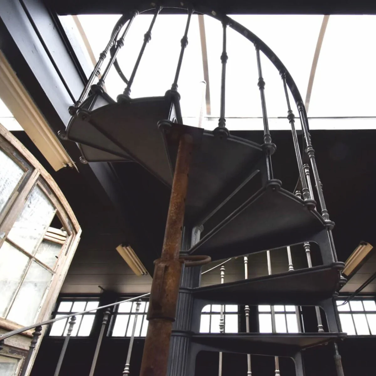 Cast iron spiral staircase with railing left side gray H. 289 cm - Rustic spiral staircase