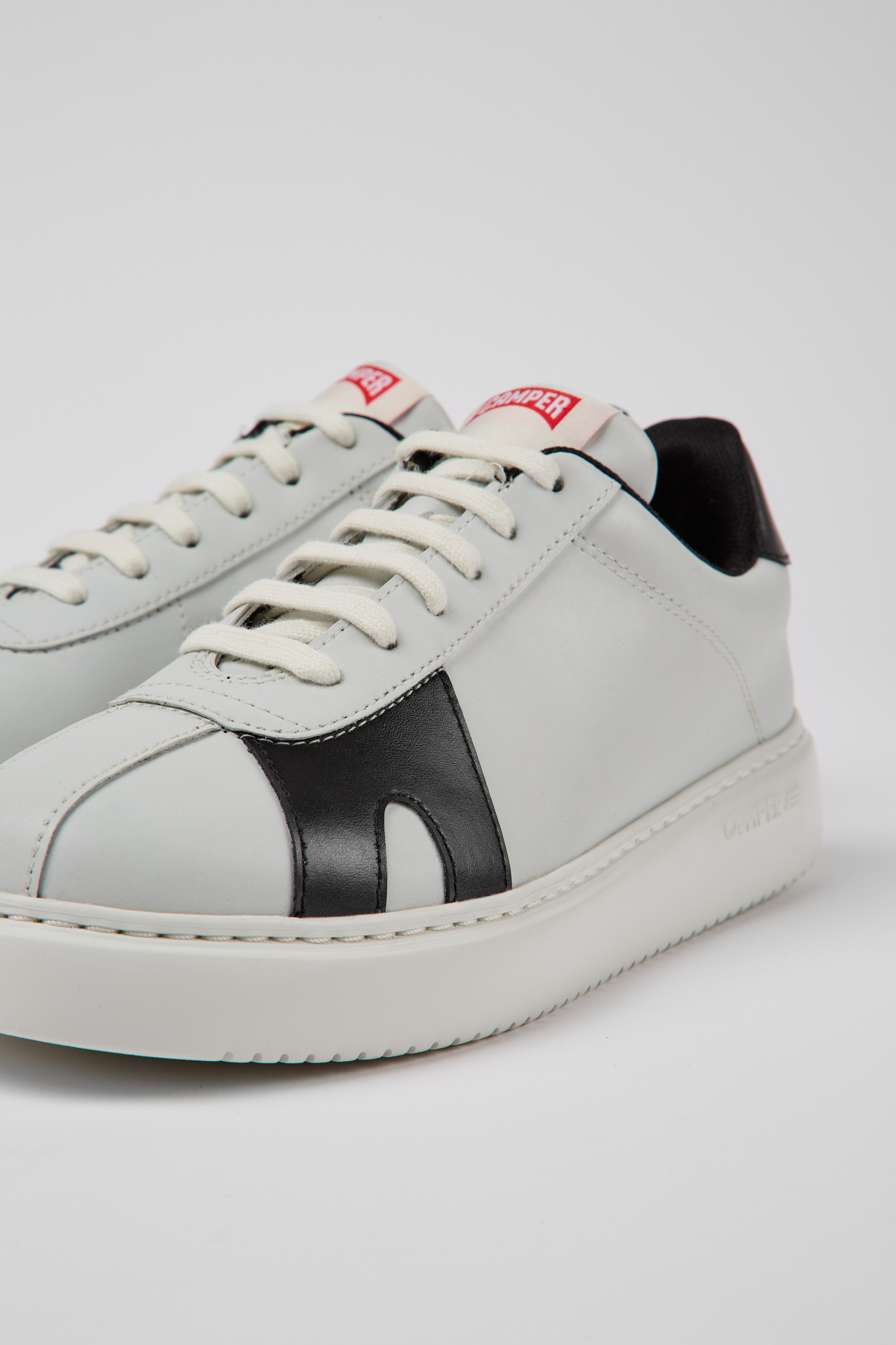 Runner K21 MIRUM - Weiße und schwarze Turnschuhe für Damen