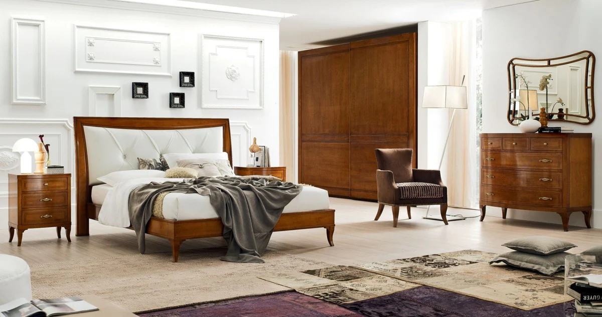 If desired, the baroque chair can also be made in different colors and fabrics in order to fit harmoniously into any room concept.