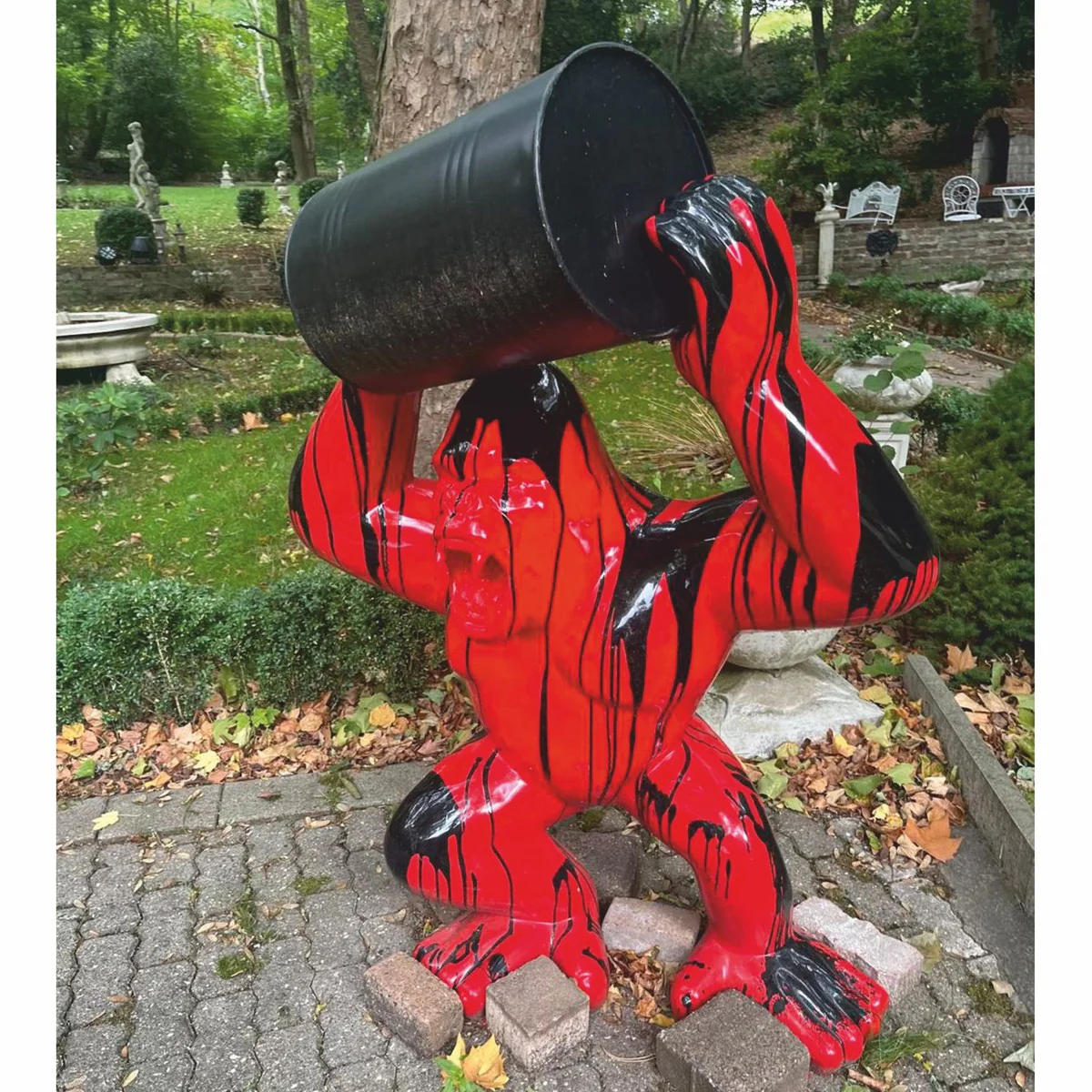 Deko Skulptur Gorilla Affe mit Fass Rot / Schwarz H. 140 cm - Deko Figur