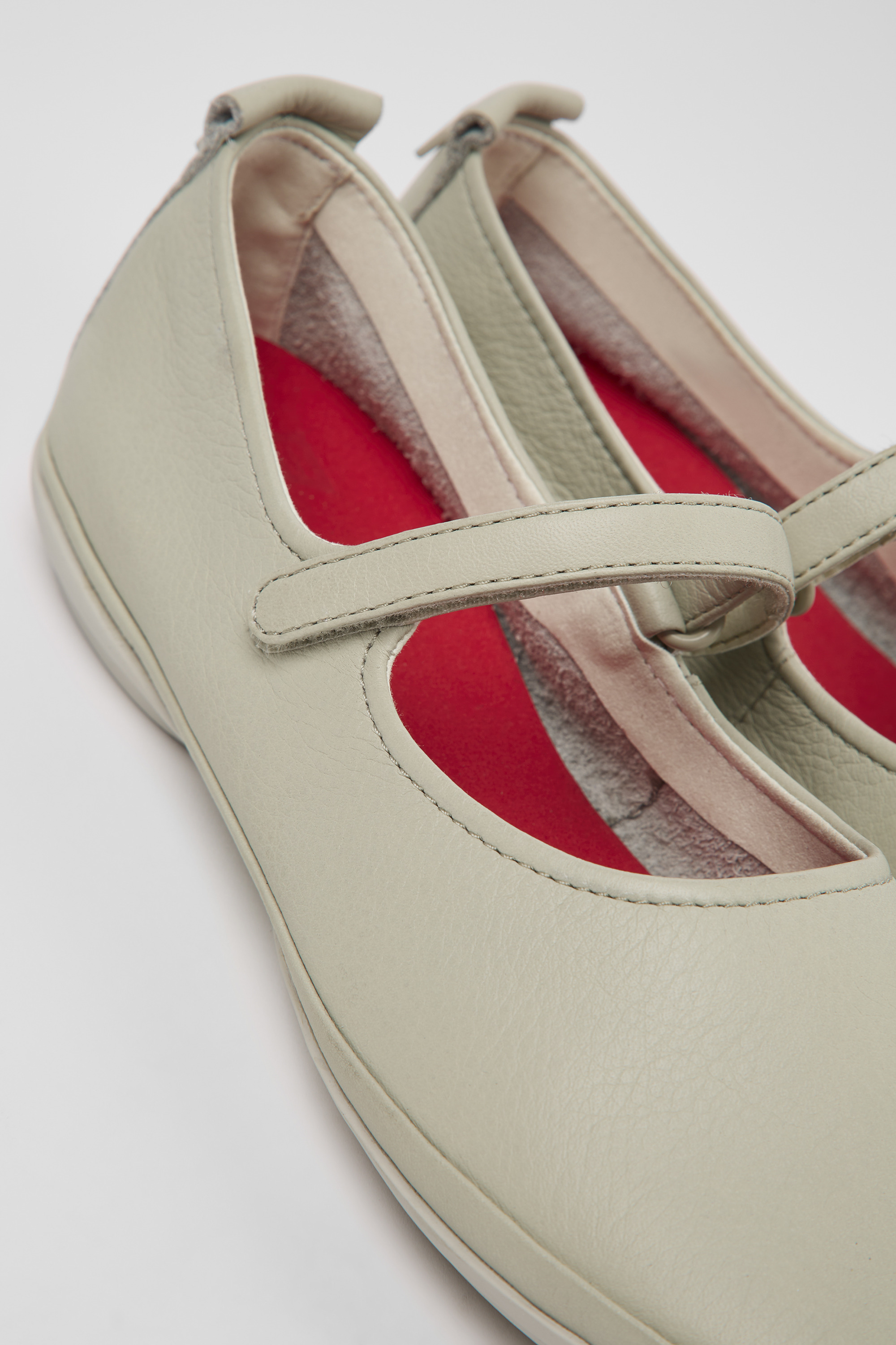 Rechts - Graues Leder Ballerinas für Frauen