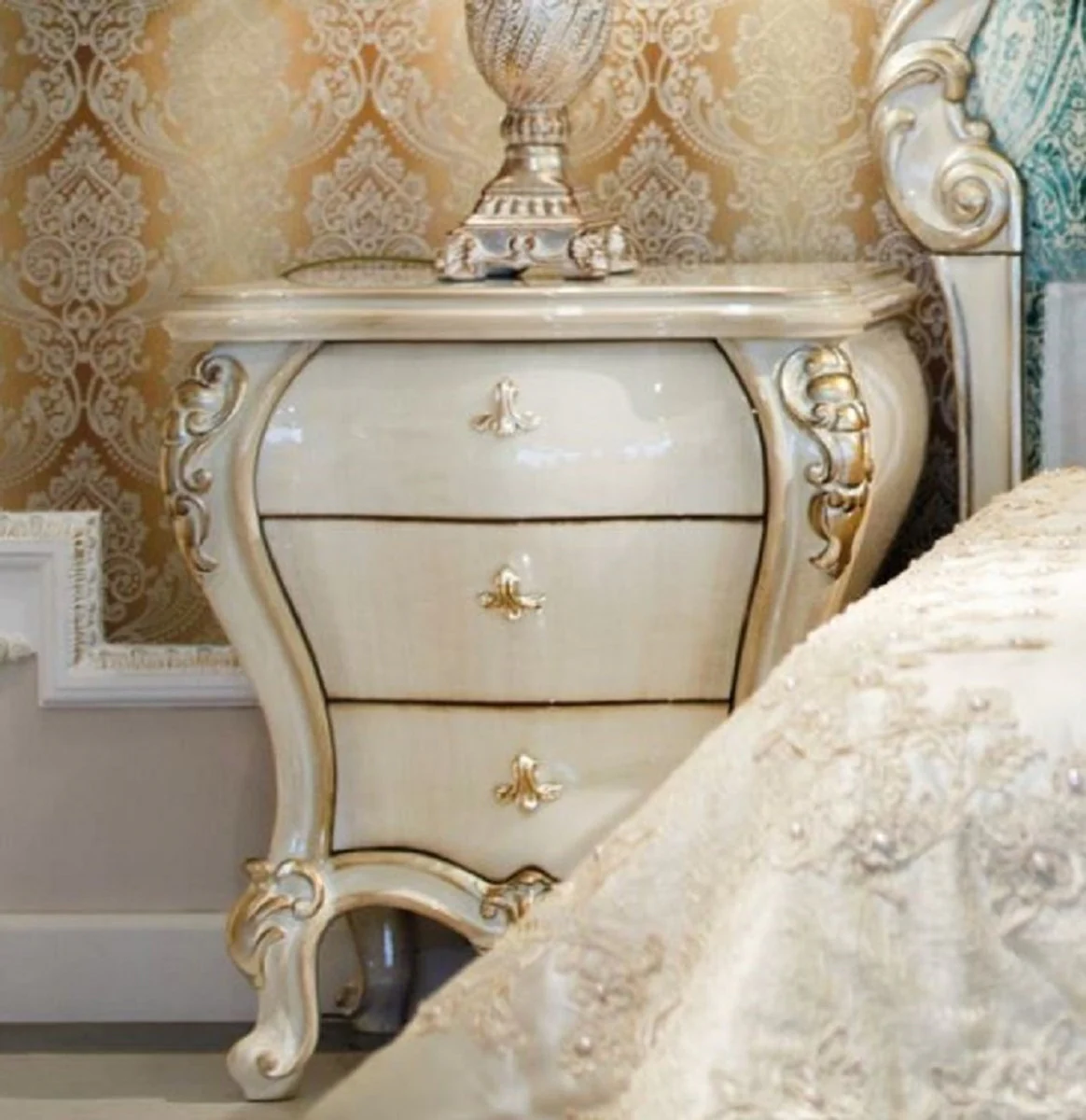 Luxury Baroque nightstand cream / gold 60 x 55 x H. 68 cm - Magnificent solid wood bedside table - Baroque bedroom furniture