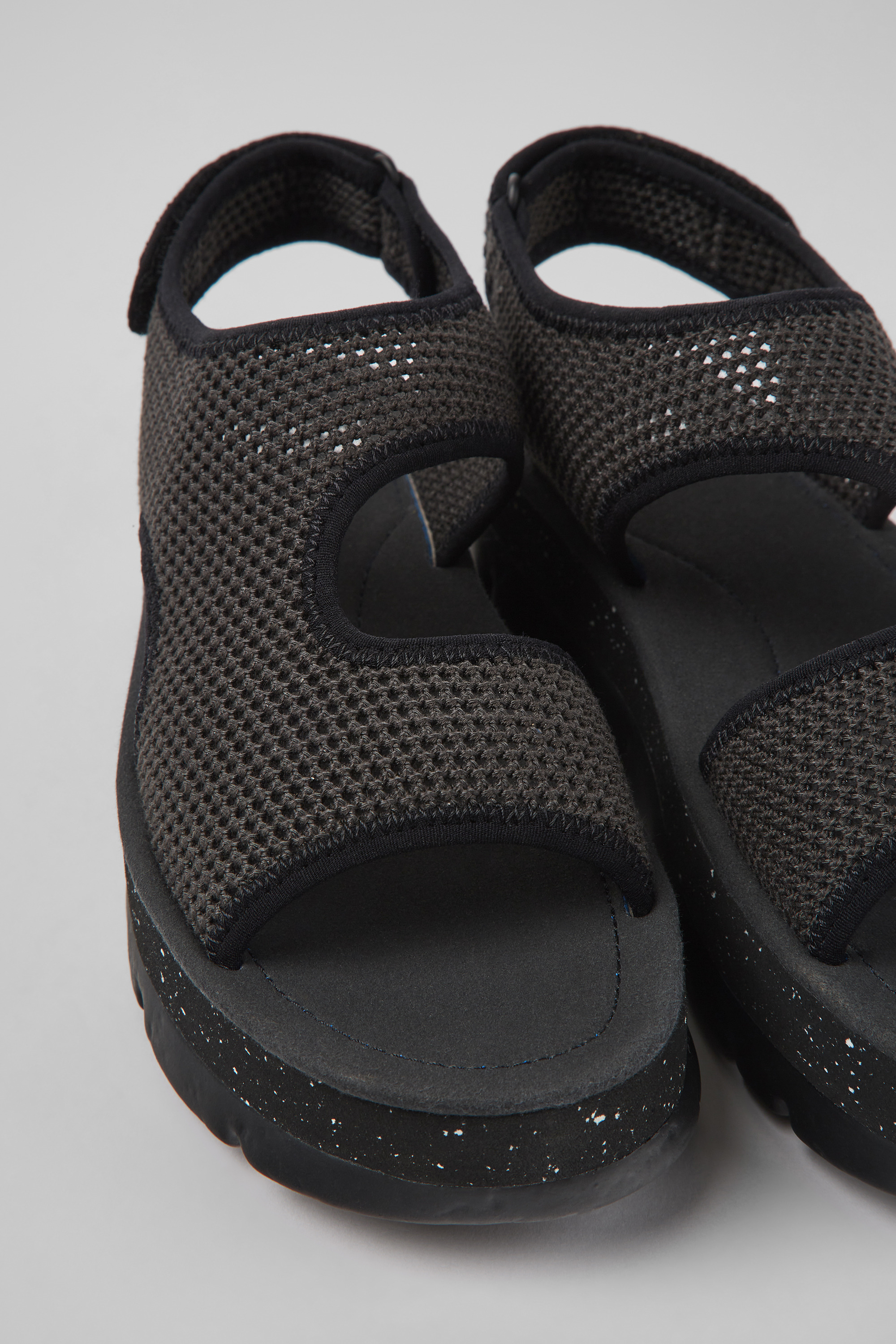 Oruga Up - Graue Sandalen für Damen