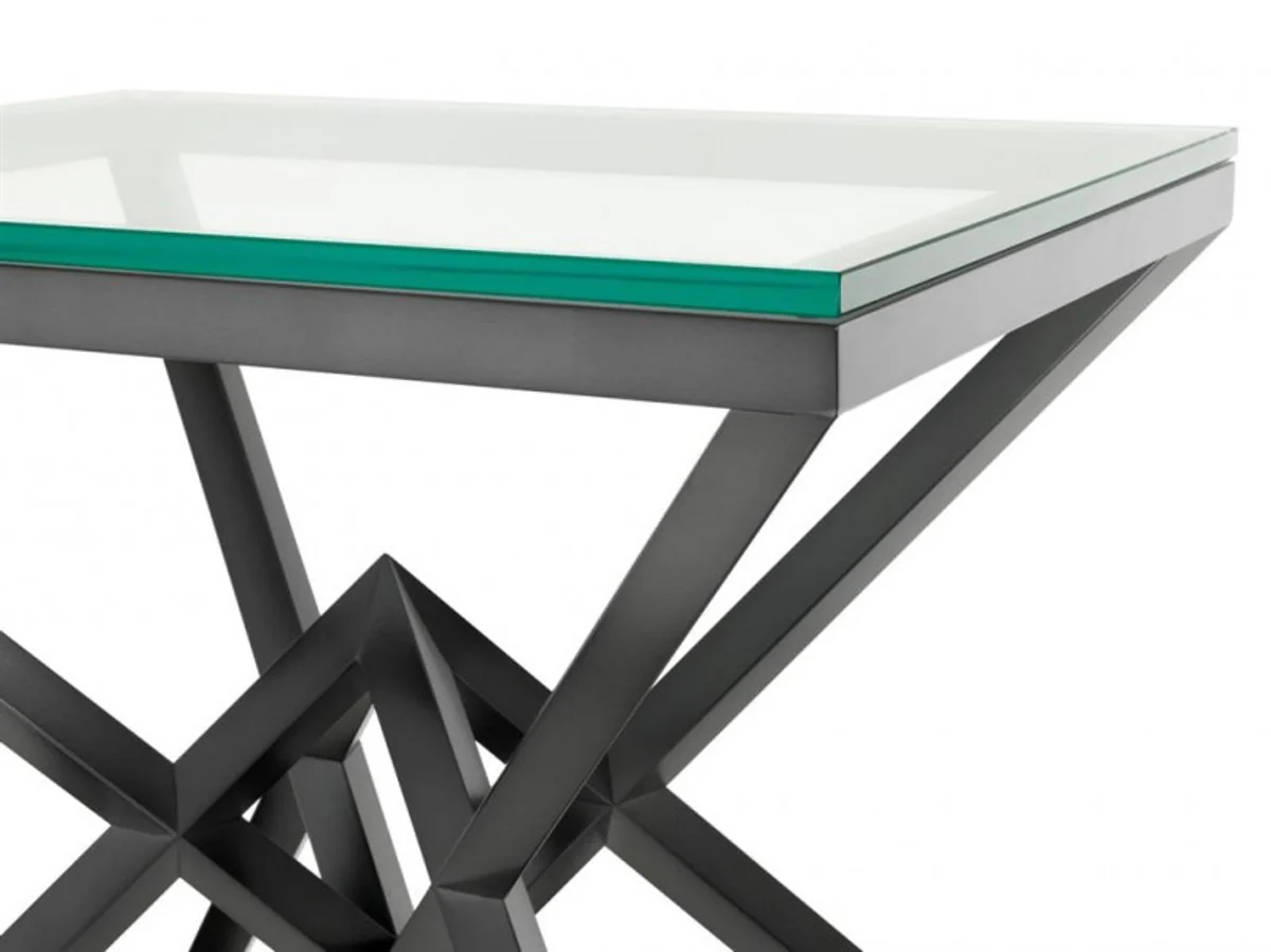 is a Europe-wide renowned producer and distributor of baroque furniture and luxury decorative items