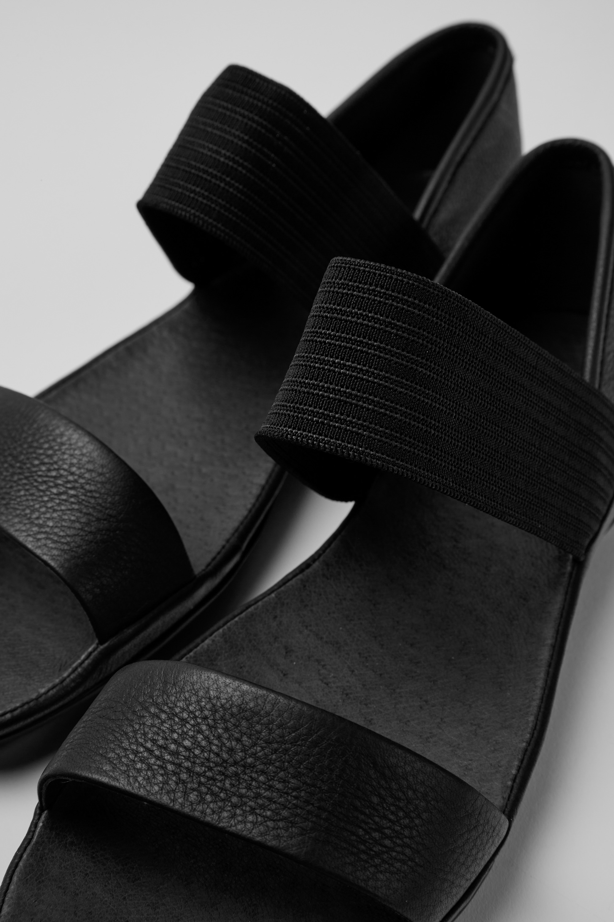 Rechts - Schwarze Sandalen für Damen
