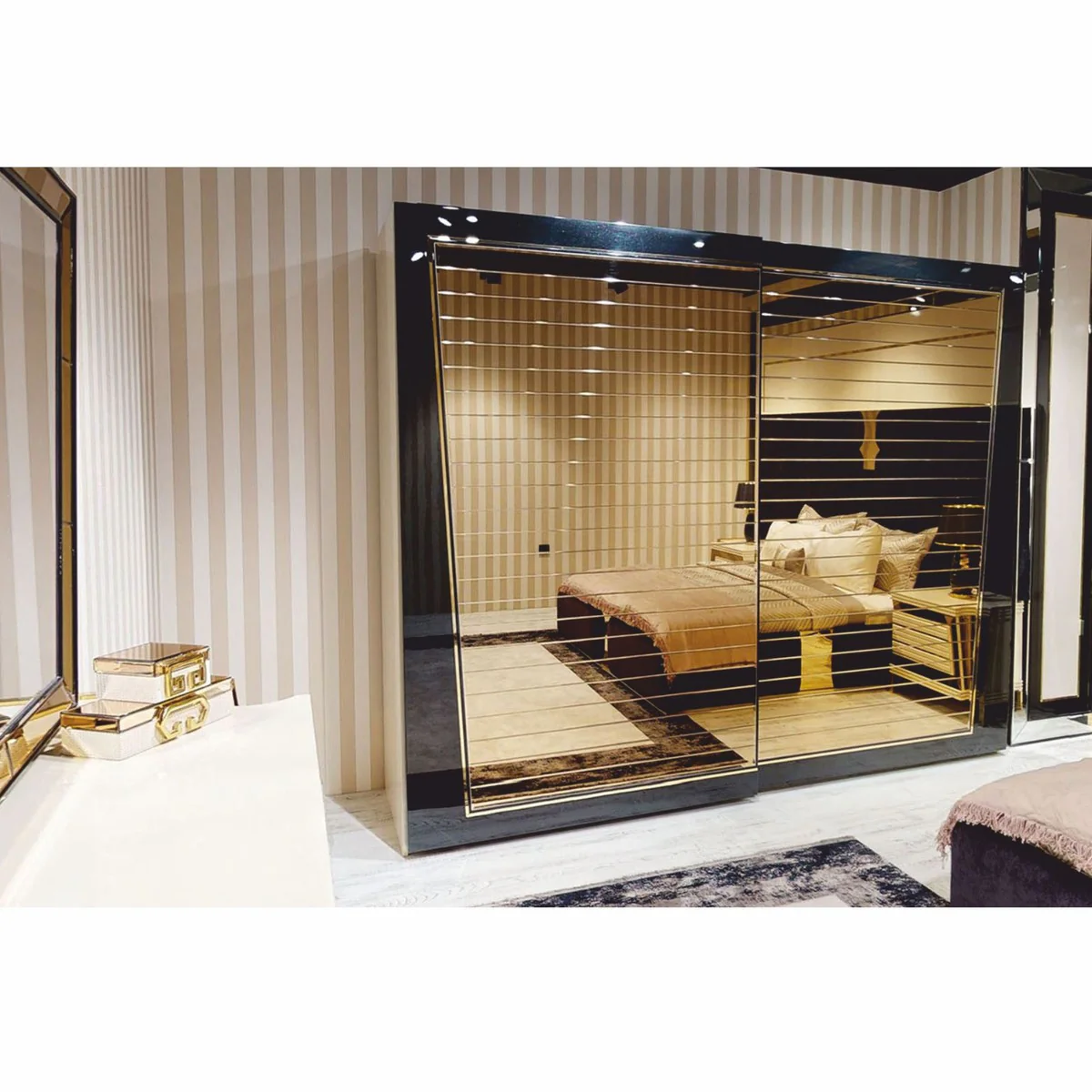 Luxus Schlafzimmerschrank mit 2 Schiebetüren Schwarz / Gold 280 x H. 230 cm