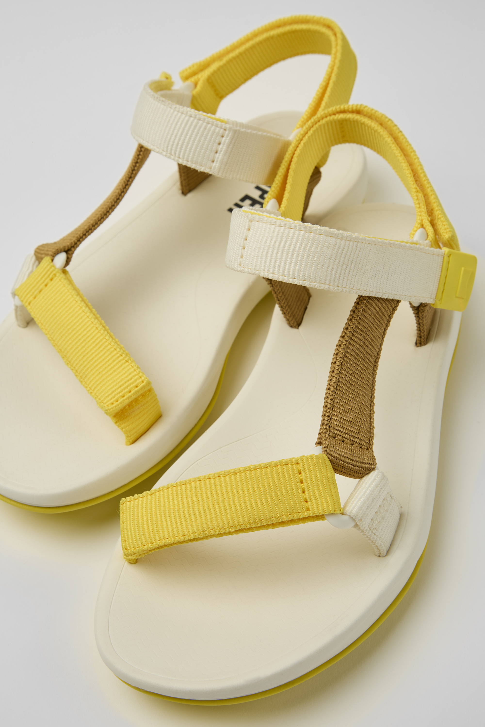 Match - Gelbe, weiße und braune Sandalen für Damen