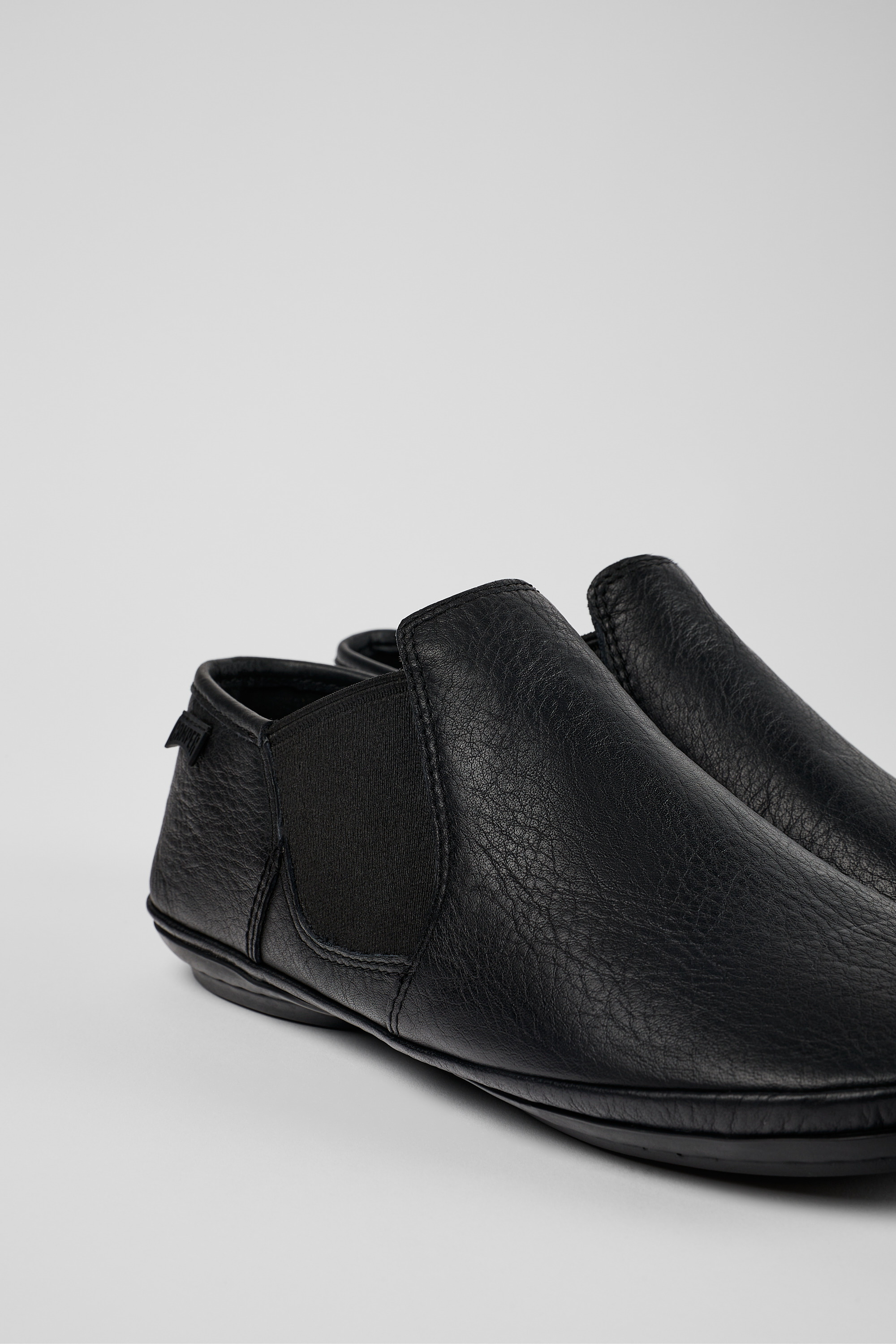 Rechts - Schwarze Knöchelstiefel für Damen