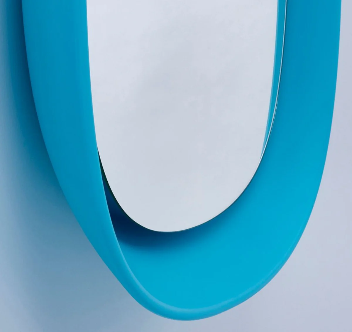 Covered with a fine synthetic leather (60% polyamide / 40% polyurethane)