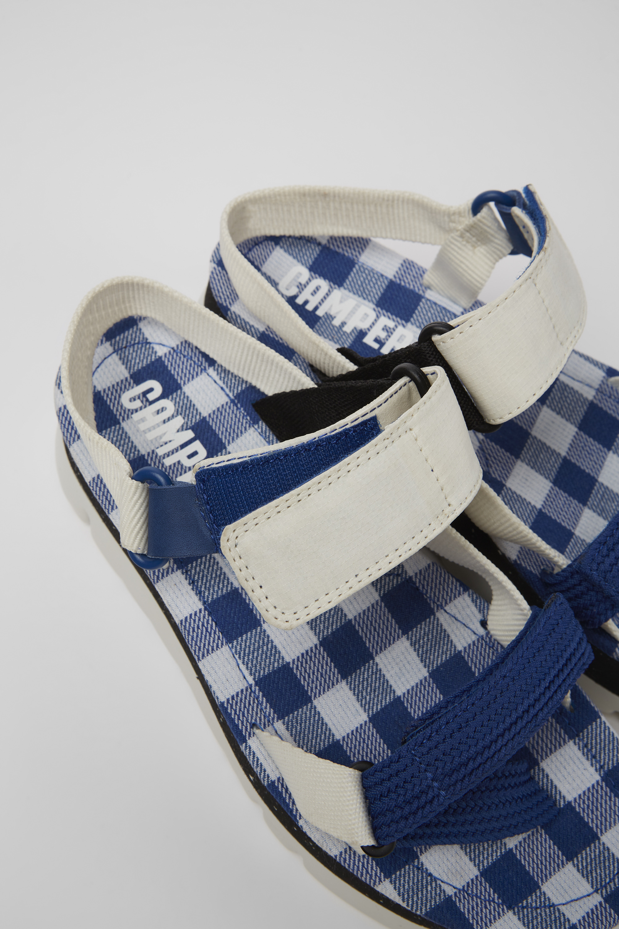 Oruga Up - Weiße, blaue und schwarze Sandalen für Damen