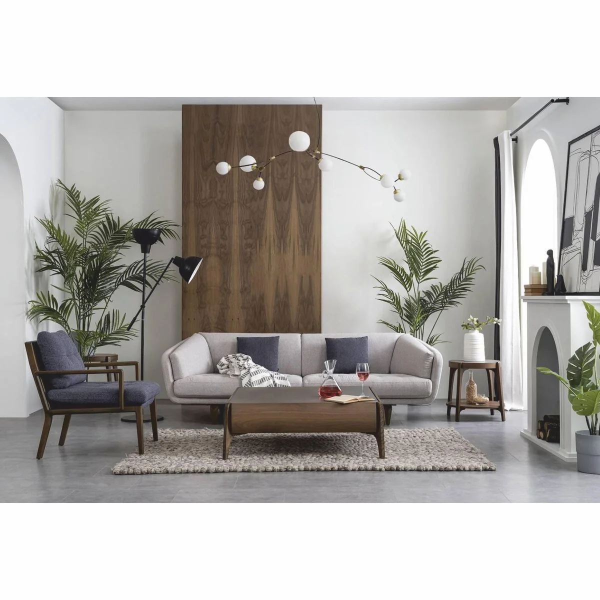 is a Europe-wide renowned producer and distributor of baroque furniture and luxury decorative items