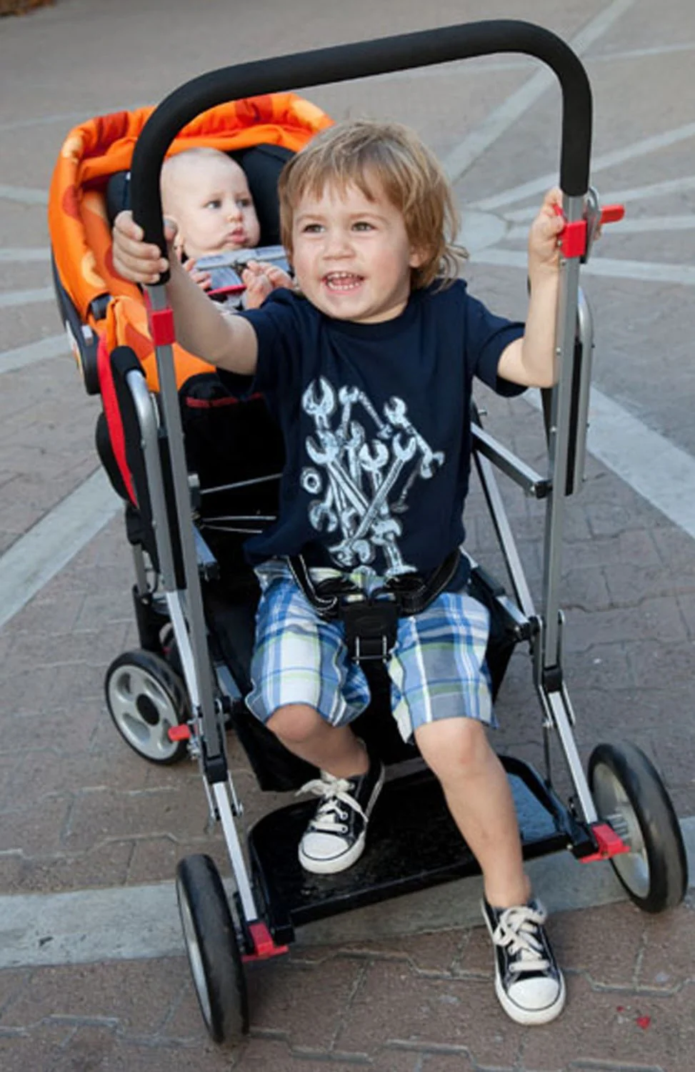 Caboose Sitz- und Stand-Doppelkinderwagen mit Rücksitzbank und Stehplattform, 3-Wege-Liegesitzen, optionalem Rücksitz und universellem Autositzadapter (schwarz)