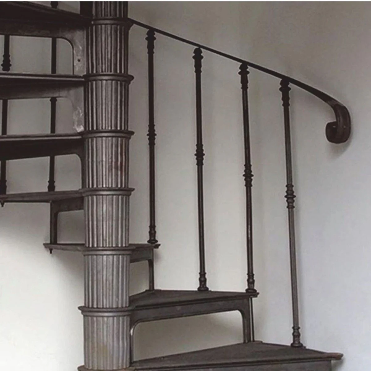 Cast iron spiral staircase with railing right side gray H. 289 cm - Rustic spiral staircase