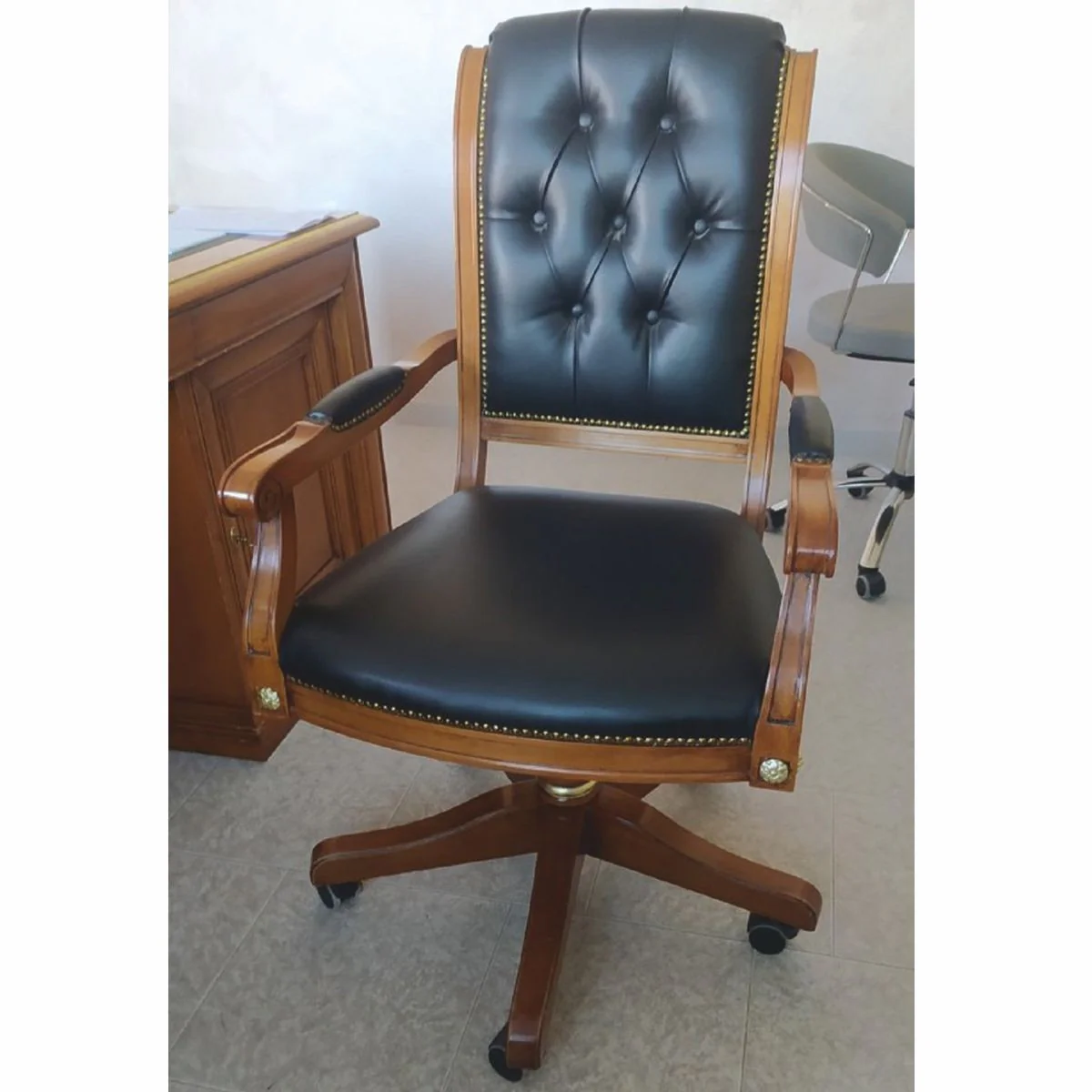 Luxury Baroque Chesterfield Leather Desk Chair Black / Brown - Height-adjustable Baroque office chair with high-quality genuine leather - Baroque office furniture - Luxury quality - Made in Italy