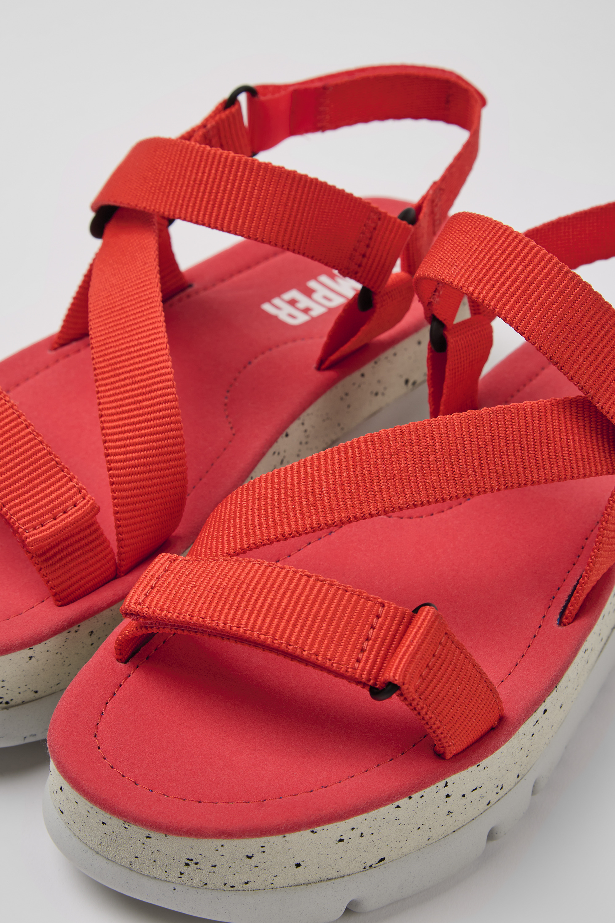 Oruga Up - Red recycelte PET Sandalen für Damen