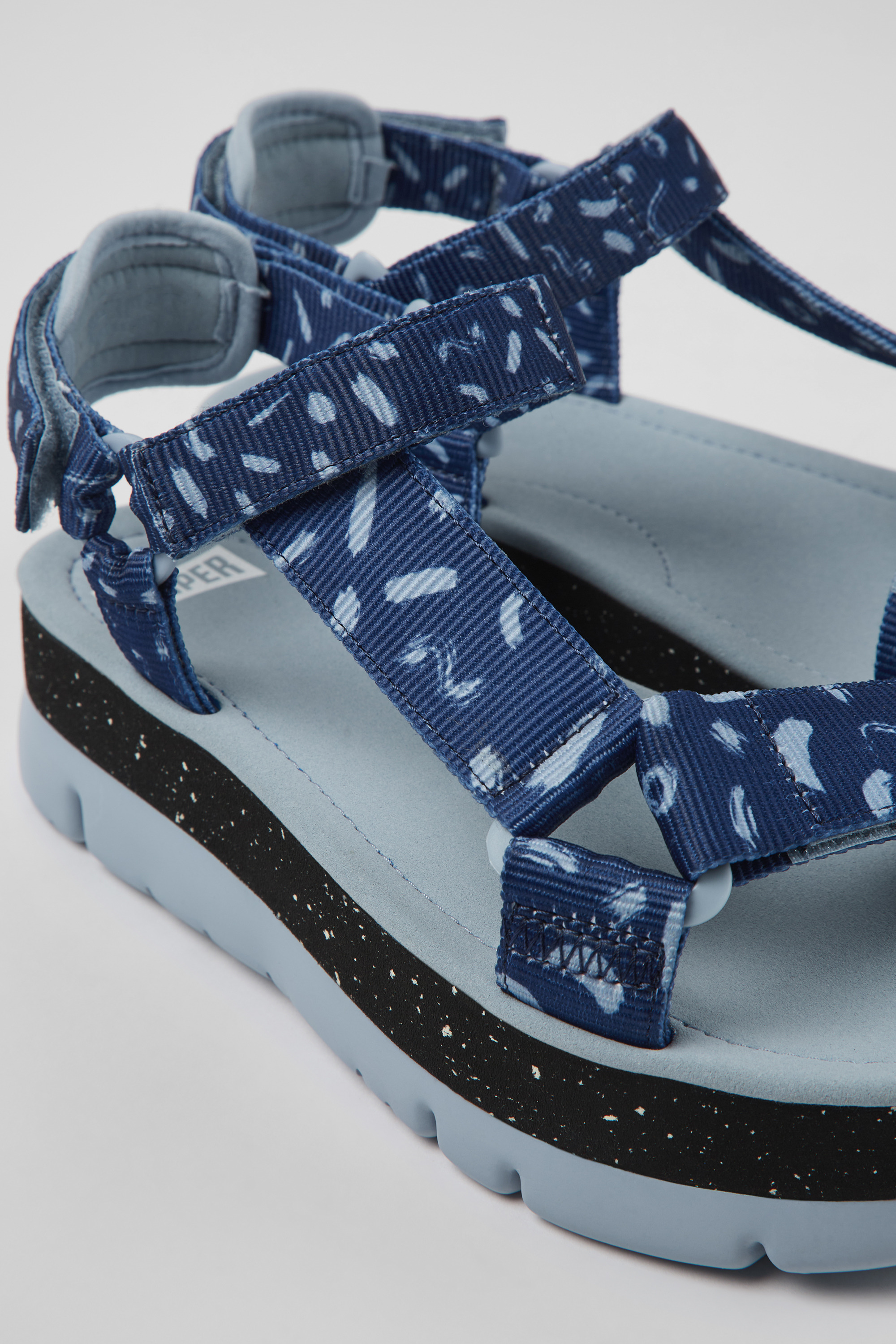 Oruga Up - Mehrfarbige textile Sandalen für Frauen