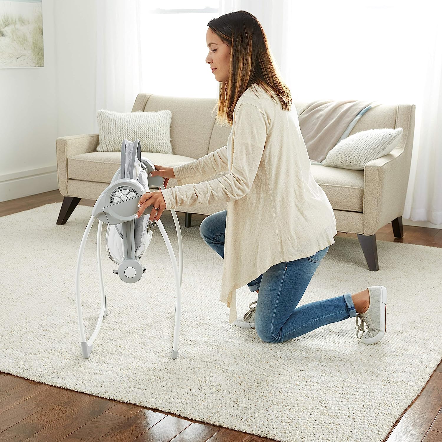 Ingenuity Soothe 'n Delight, kompakte, tragbare 6-Gang-Plüsch-Babyschaukel mit Musik, einfach zusammenklappbar, 0–9 Monate, 28–9 kg (Cozy Kingdom)