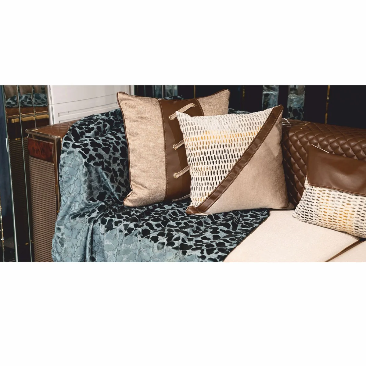 Luxus Sofa Weiß / Braun / Grau / Gold 285 cm - Wohnzimmer & Hotel Möbel