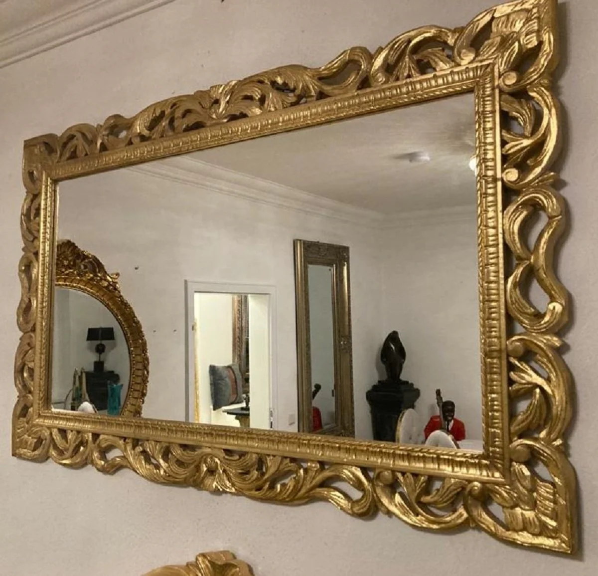 Dimensions bed: 204 x 233 x H. 149 cm