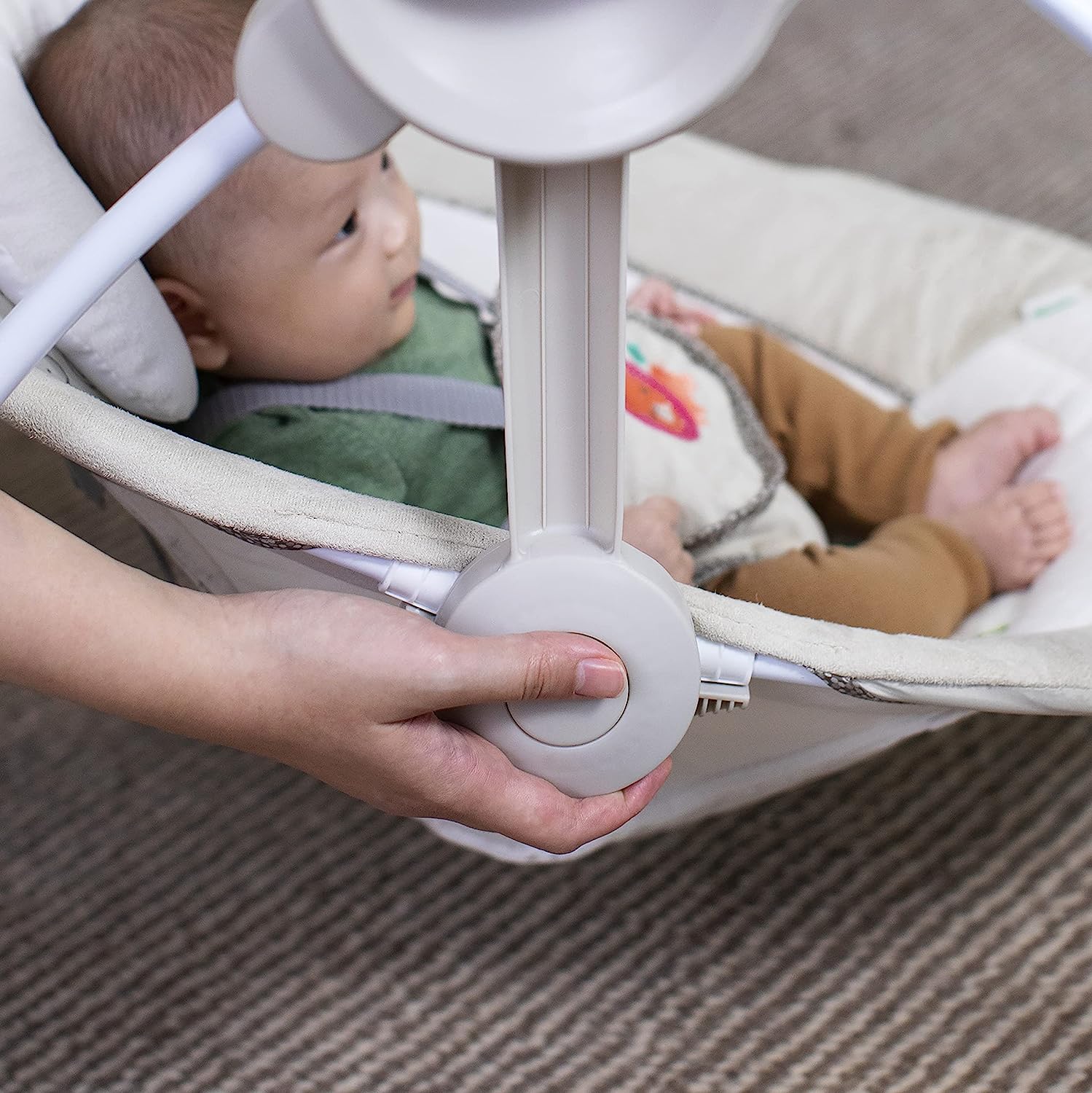 Ingenuity Soothe 'n Delight, kompakte, tragbare 6-Gang-Plüsch-Babyschaukel mit Musik, einfach zusammenklappbar, 0–9 Monate, 28–9 kg (Cozy Kingdom)