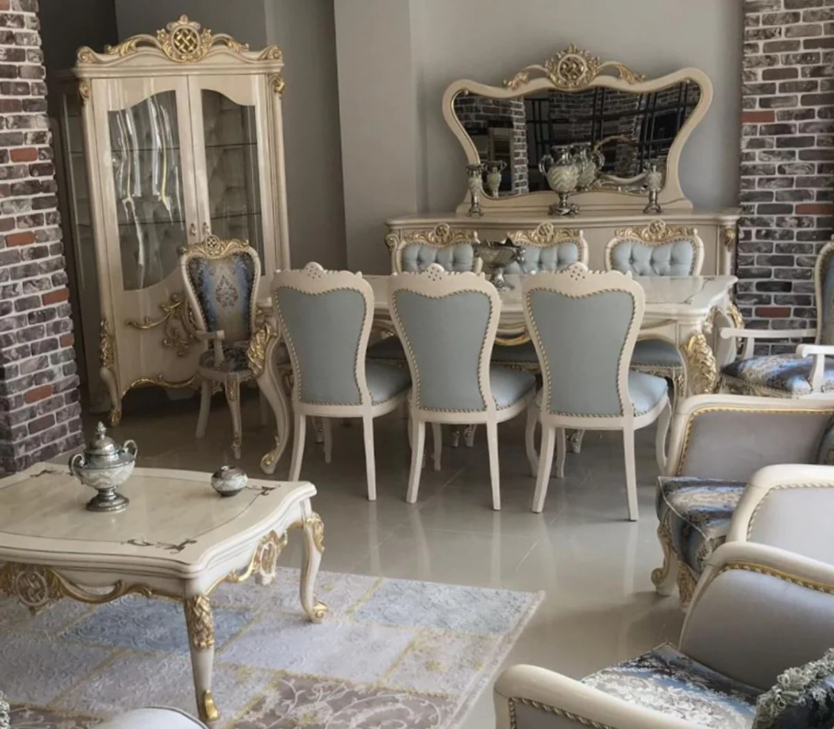 Luxury baroque display cabinet white / gold 130 x 50 x H. 222 cm - Magnificent display cabinet with 2 glass doors and 2 glass shelves - Baroque furniture