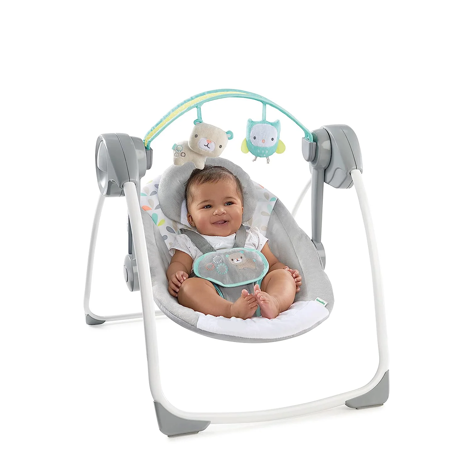 Ingenuity Soothe 'n Delight, kompakte, tragbare 6-Gang-Plüsch-Babyschaukel mit Musik, einfach zusammenklappbar, 0–9 Monate, 28–9 kg (Cozy Kingdom)