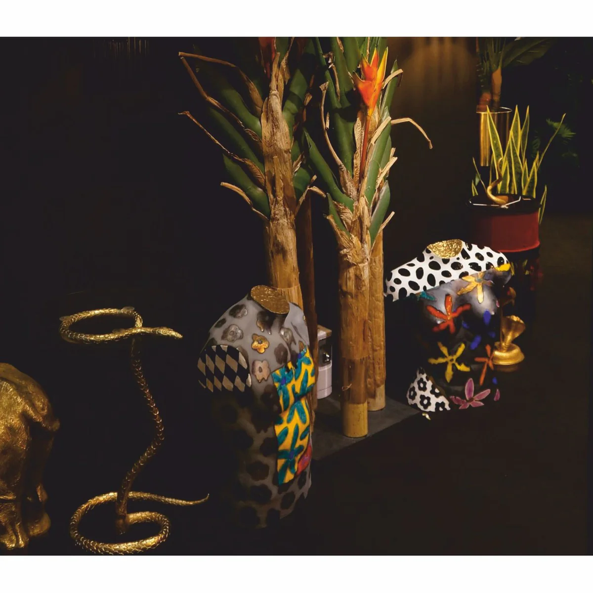 Luxury synthetic resin side table with glass top Snake Gold Ø 46 x H. 59 cm